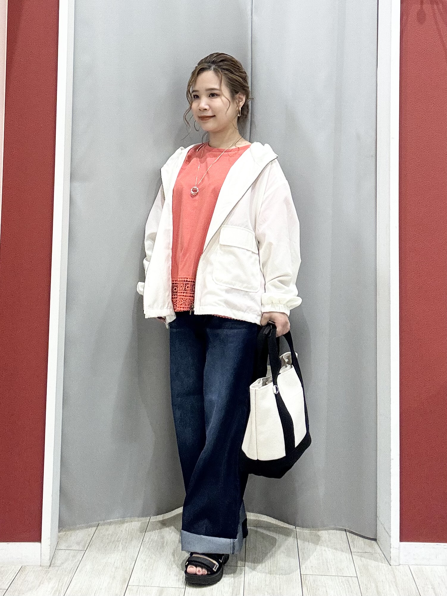 shioさんの「SHOO･LA･RUE｜【S-LL/UV】季節の変わり目に ゴールドパーツが上品なフード付きブルゾン」を使ったコーディネート