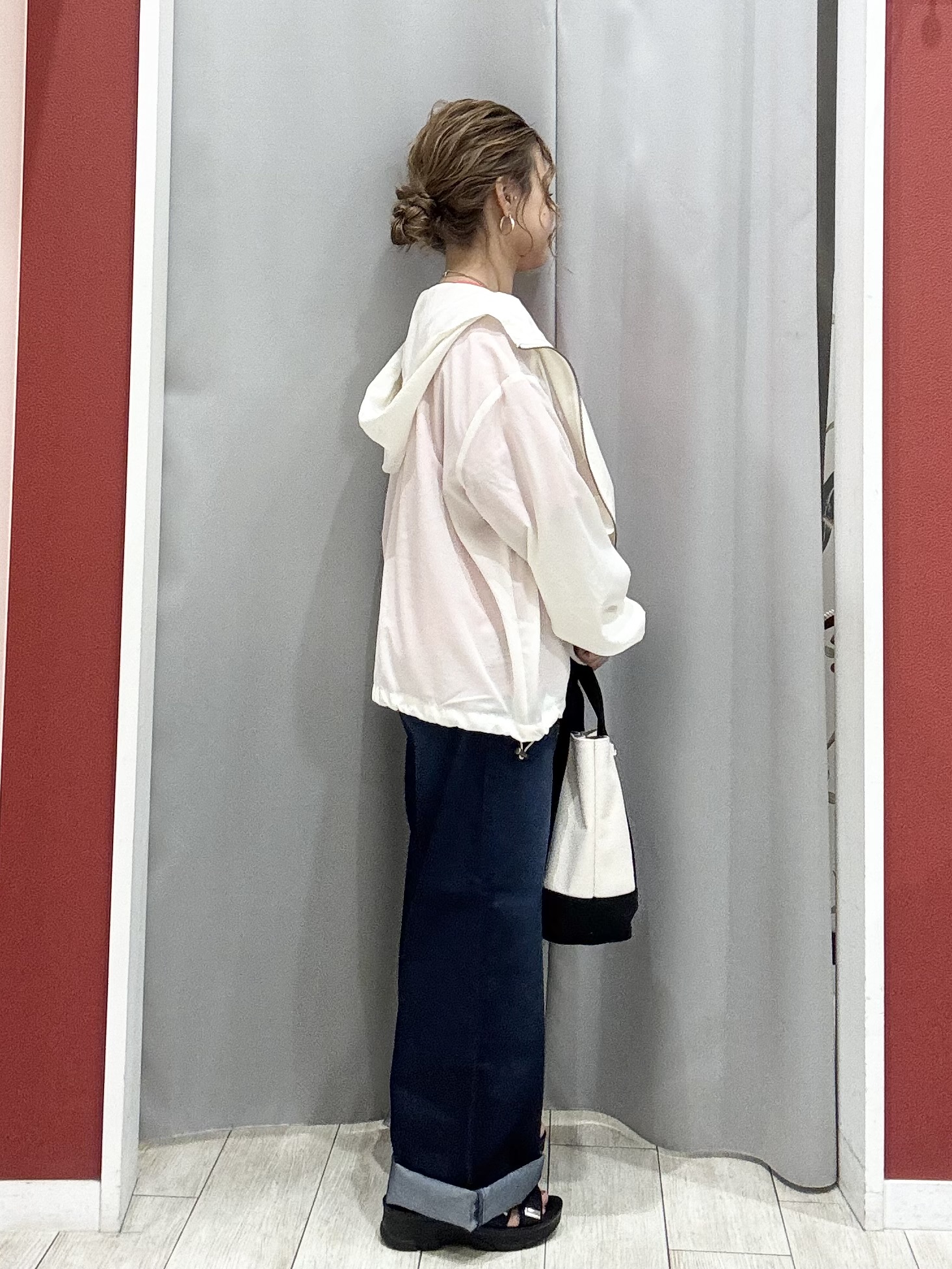 shioさんの「SHOO･LA･RUE｜【S-LL/UV】季節の変わり目に ゴールドパーツが上品なフード付きブルゾン」を使ったコーディネート