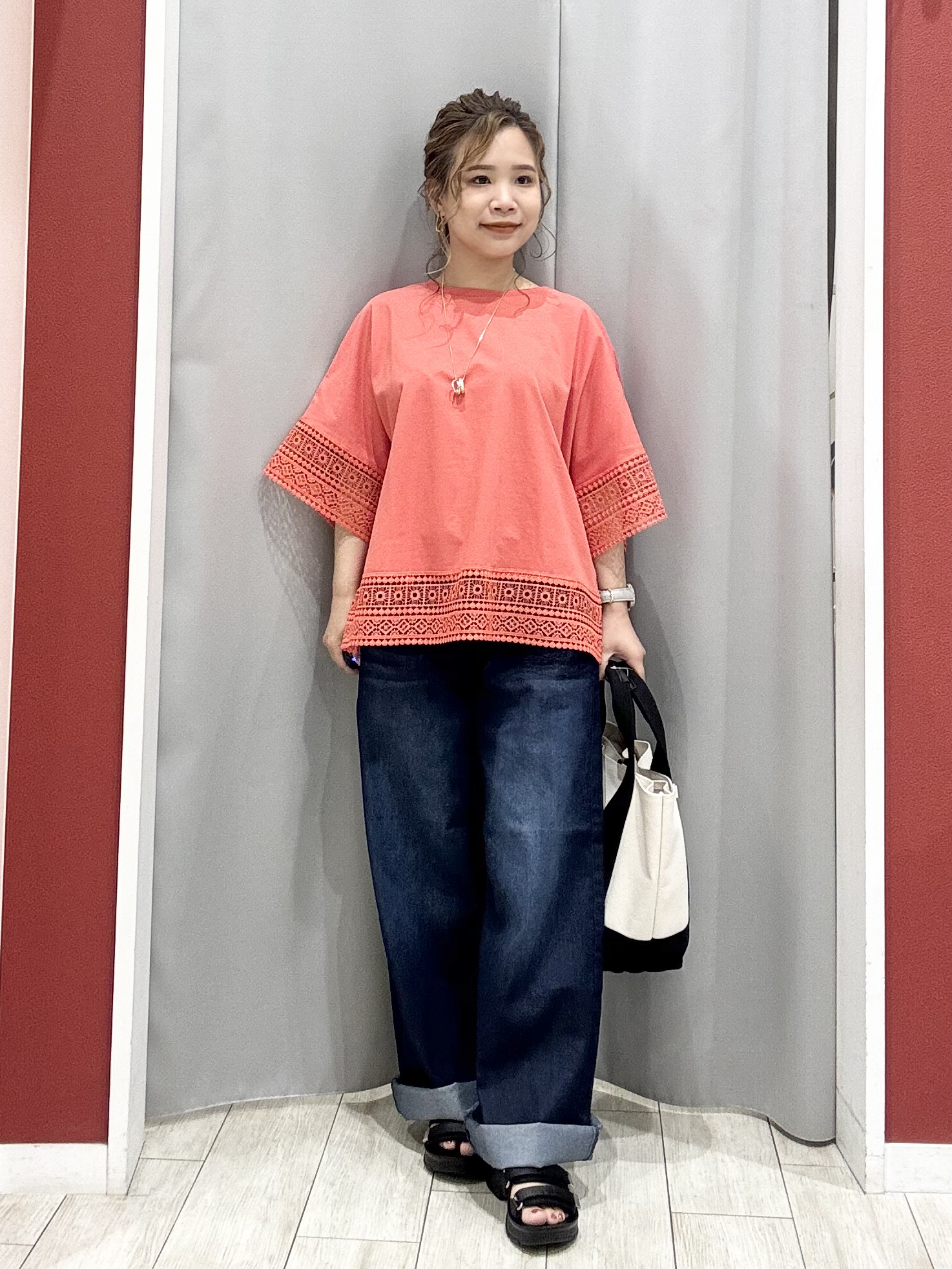 shioさんの「SHOO･LA･RUE｜【S-LL/UV】季節の変わり目に ゴールドパーツが上品なフード付きブルゾン」を使ったコーディネート