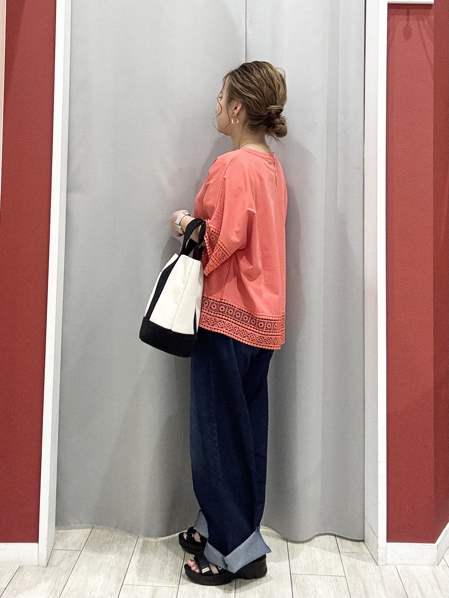 shioさんの「SHOO･LA･RUE｜【S-LL/UV】季節の変わり目に ゴールドパーツが上品なフード付きブルゾン」を使ったコーディネート