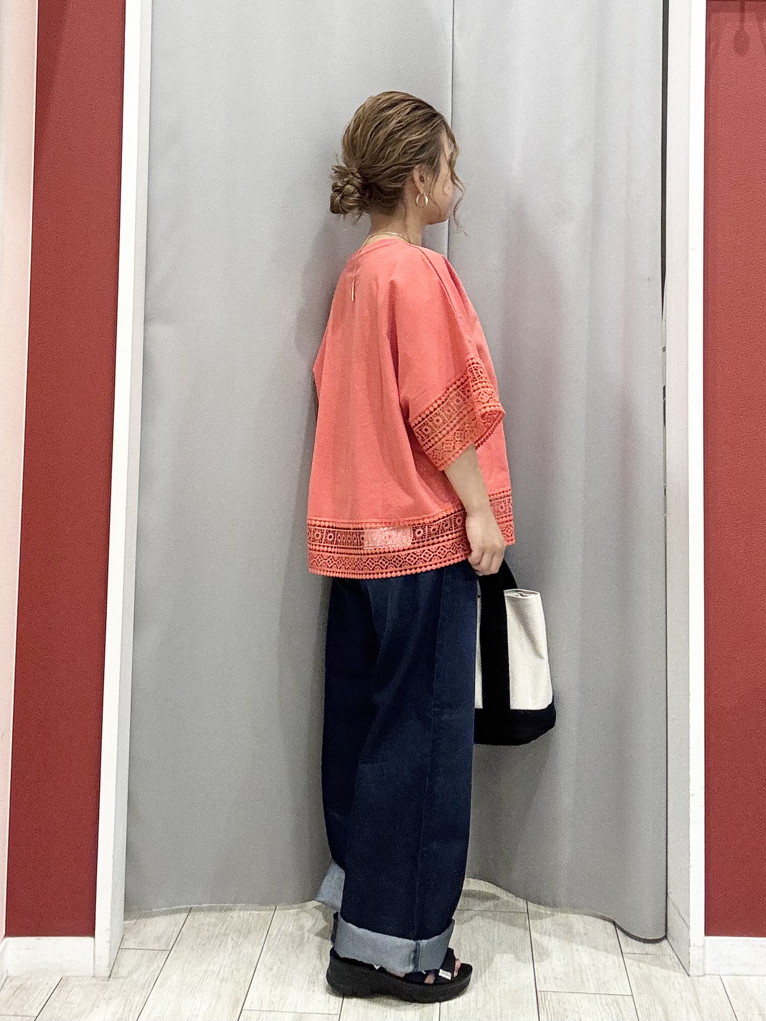 shioさんの「SHOO･LA･RUE｜【S-LL/UV】季節の変わり目に ゴールドパーツが上品なフード付きブルゾン」を使ったコーディネート