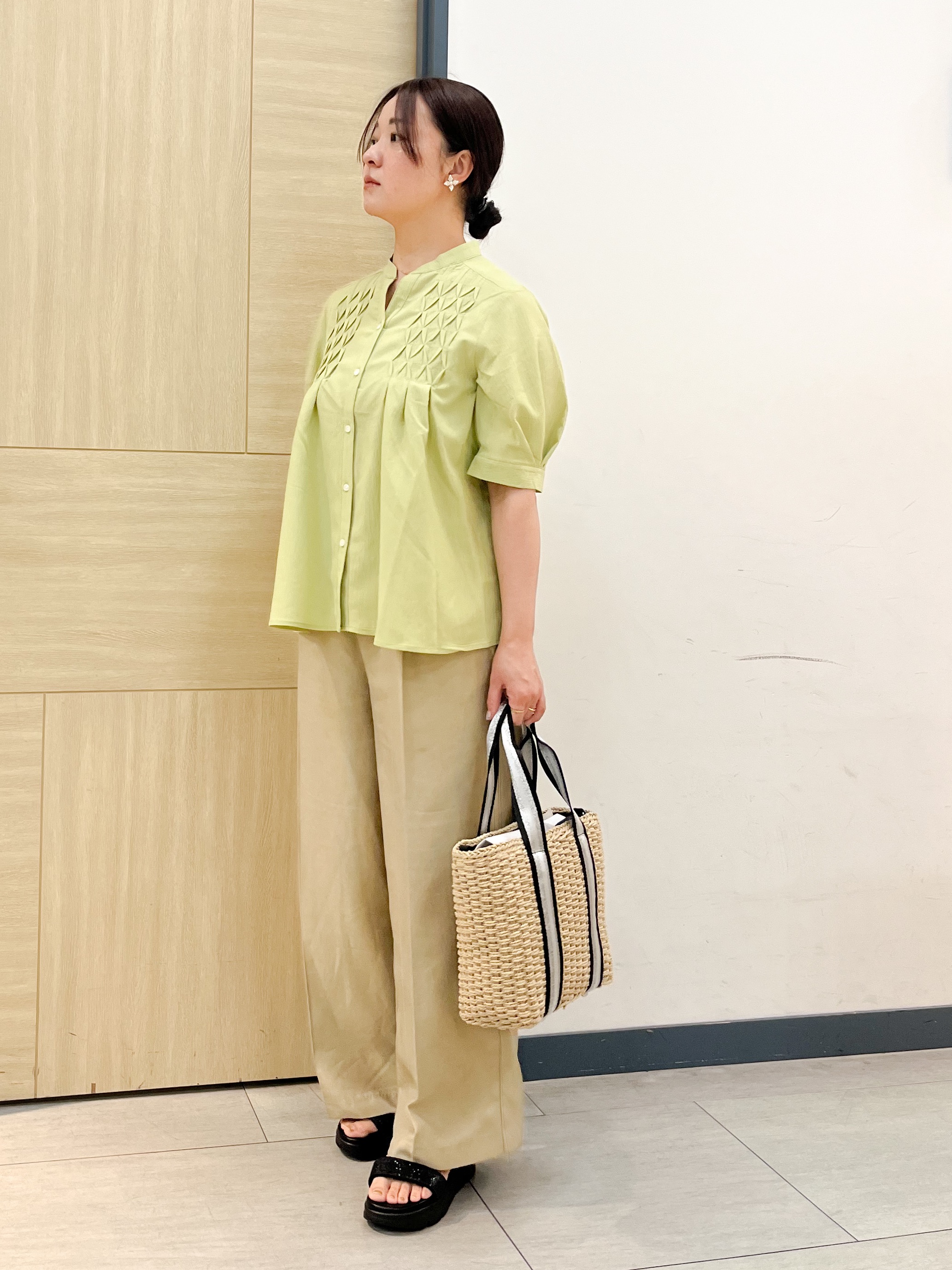 YOさんの「grove｜【貴島明日香さん着用/体型カバー】ON・OFF使えるスモッキングタックブラウス」を使ったコーディネート