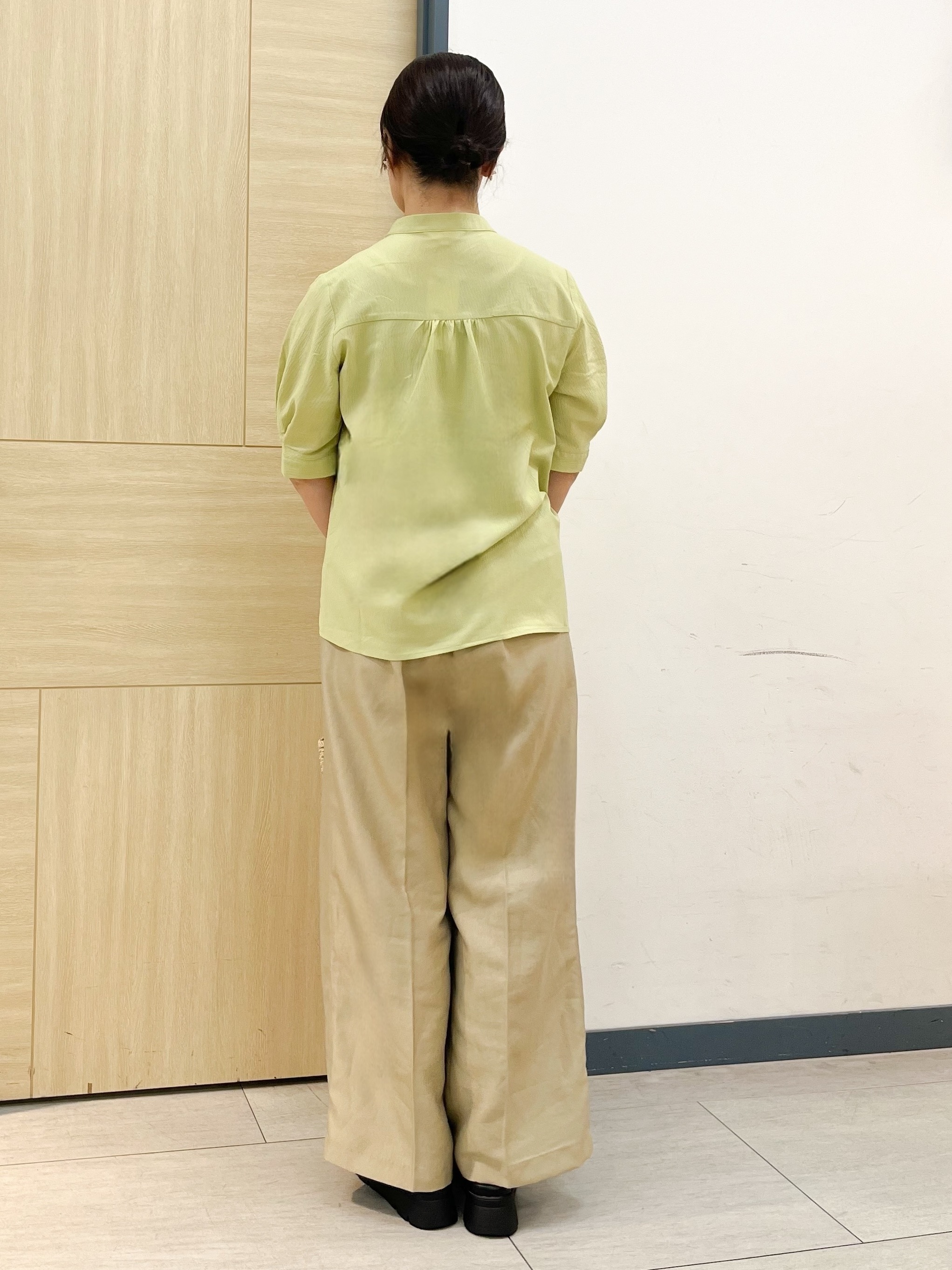 YOさんの「grove｜【貴島明日香さん着用/体型カバー】ON・OFF使えるスモッキングタックブラウス」を使ったコーディネート