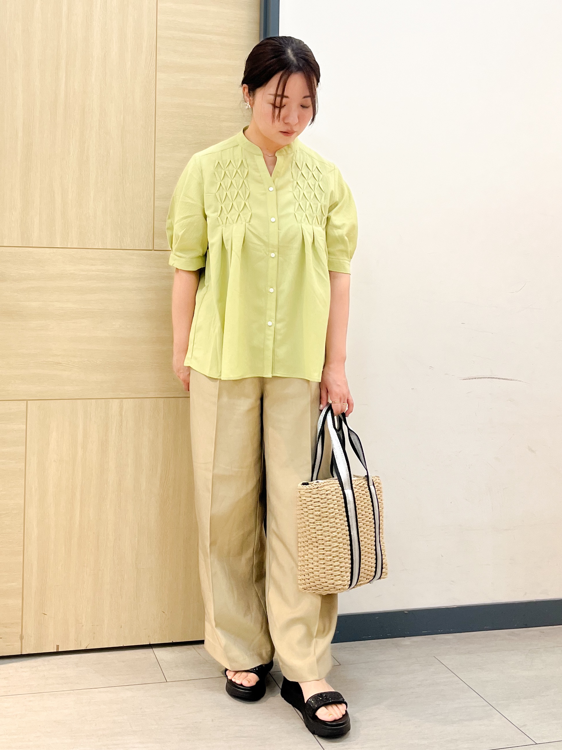 YOさんの「grove｜【貴島明日香さん着用/体型カバー】ON・OFF使えるスモッキングタックブラウス」を使ったコーディネート