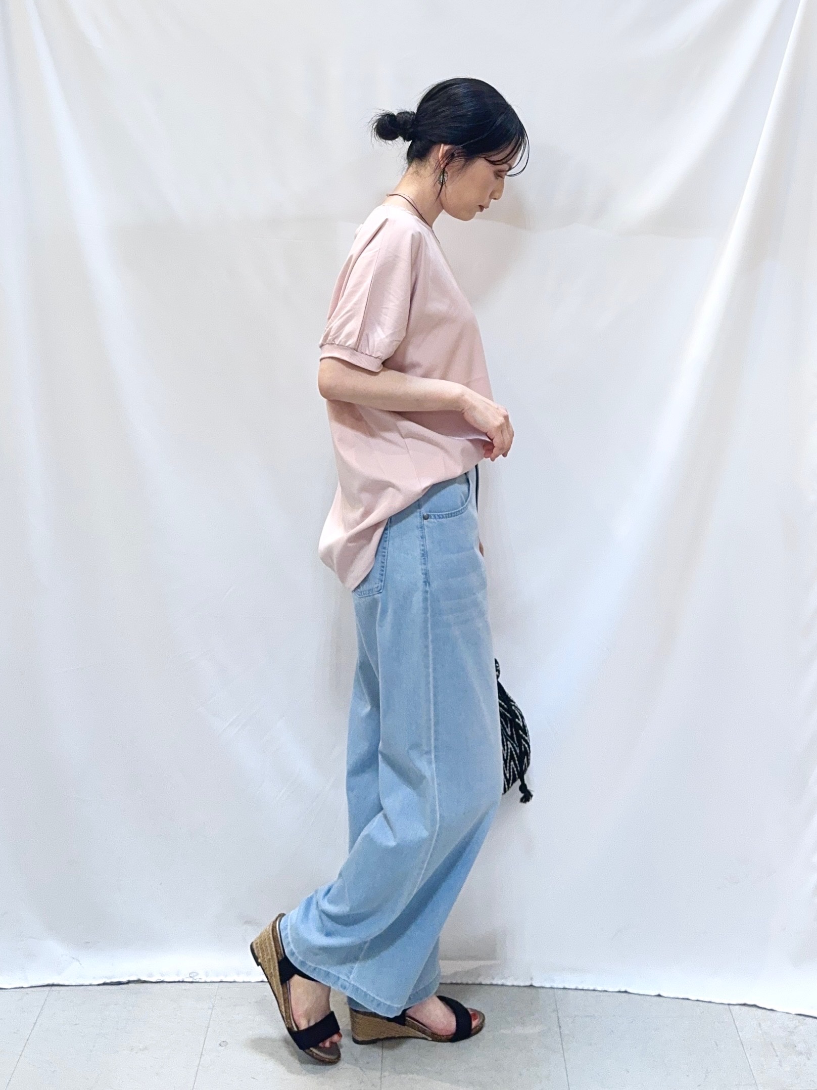 𝐇𝐢𝐫𝐨𝐦𝐢さんの「SHOO･LA･RUE｜【洗濯後しわになりにくい】インせず着られる さらっとタッチのドルマンブラウス」を使ったコーディネート