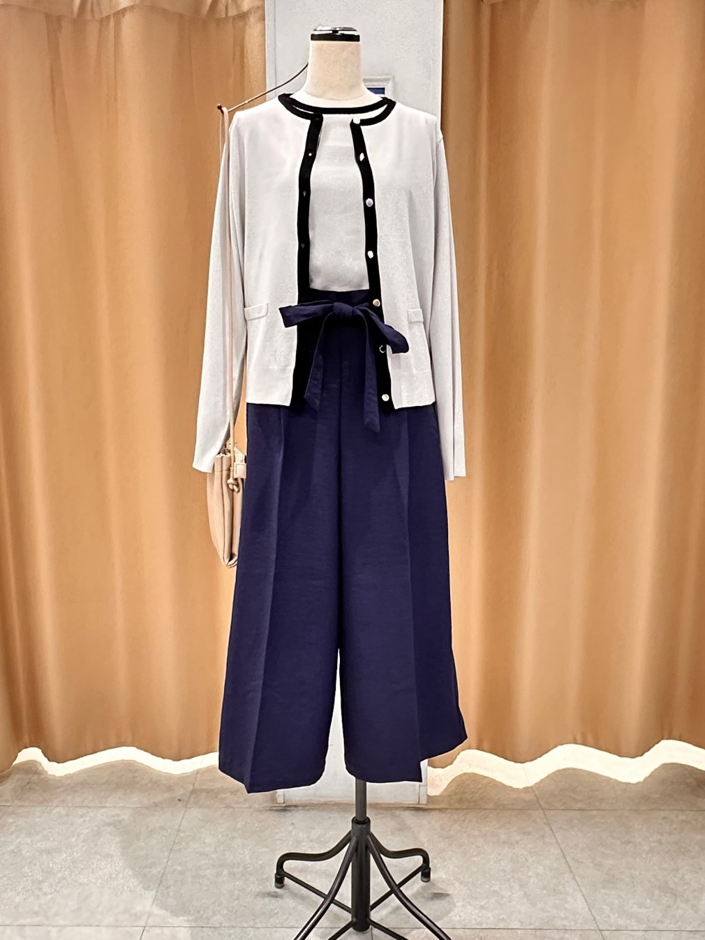 Yossyさんの「SHOO･LA･RUE｜【洗濯機可/S-LL/アンサンブル可】すっきりと好印象 配色クルーネックニット」を使ったコーディネート
