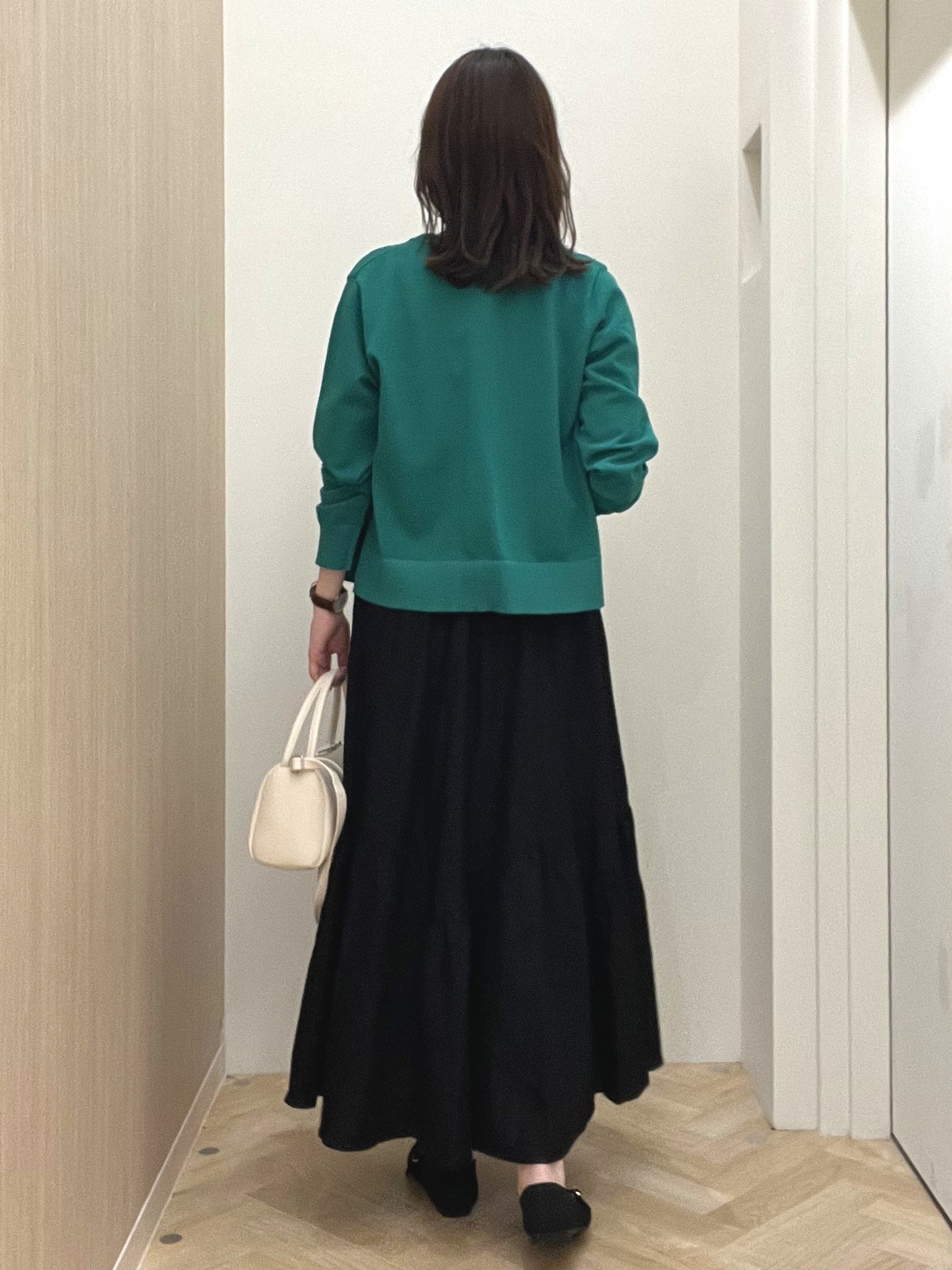  おまつさんの「grove｜【UVカット/洗濯機で洗える】メタルボタンクルーネックカーディガン」を使ったコーディネート