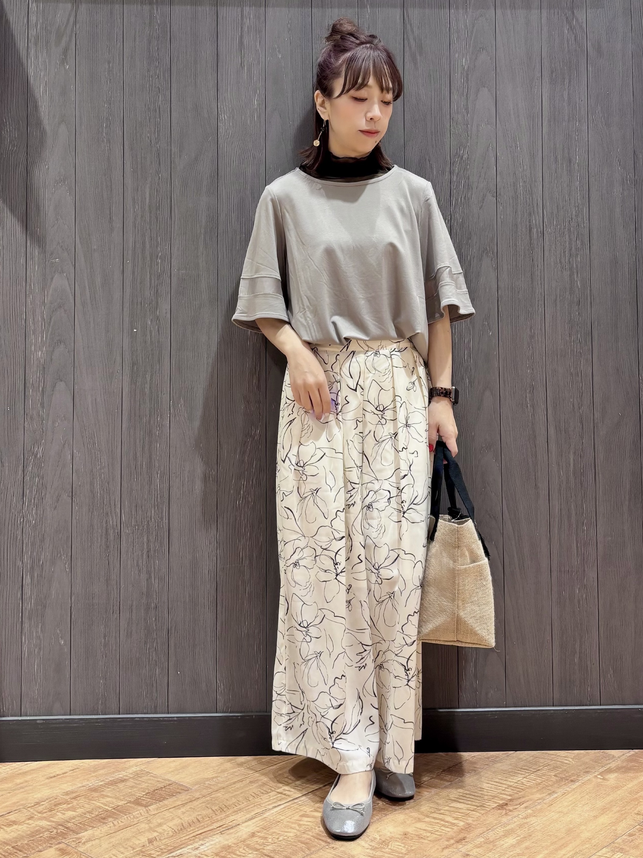 meiさんの「SHOO･LA･RUE｜【洗濯機後しわになりにくい/S-LL】お袖のシアーで抜け感プラス 二の腕隠せるフレアスリーブトップス」を使ったコーディネート