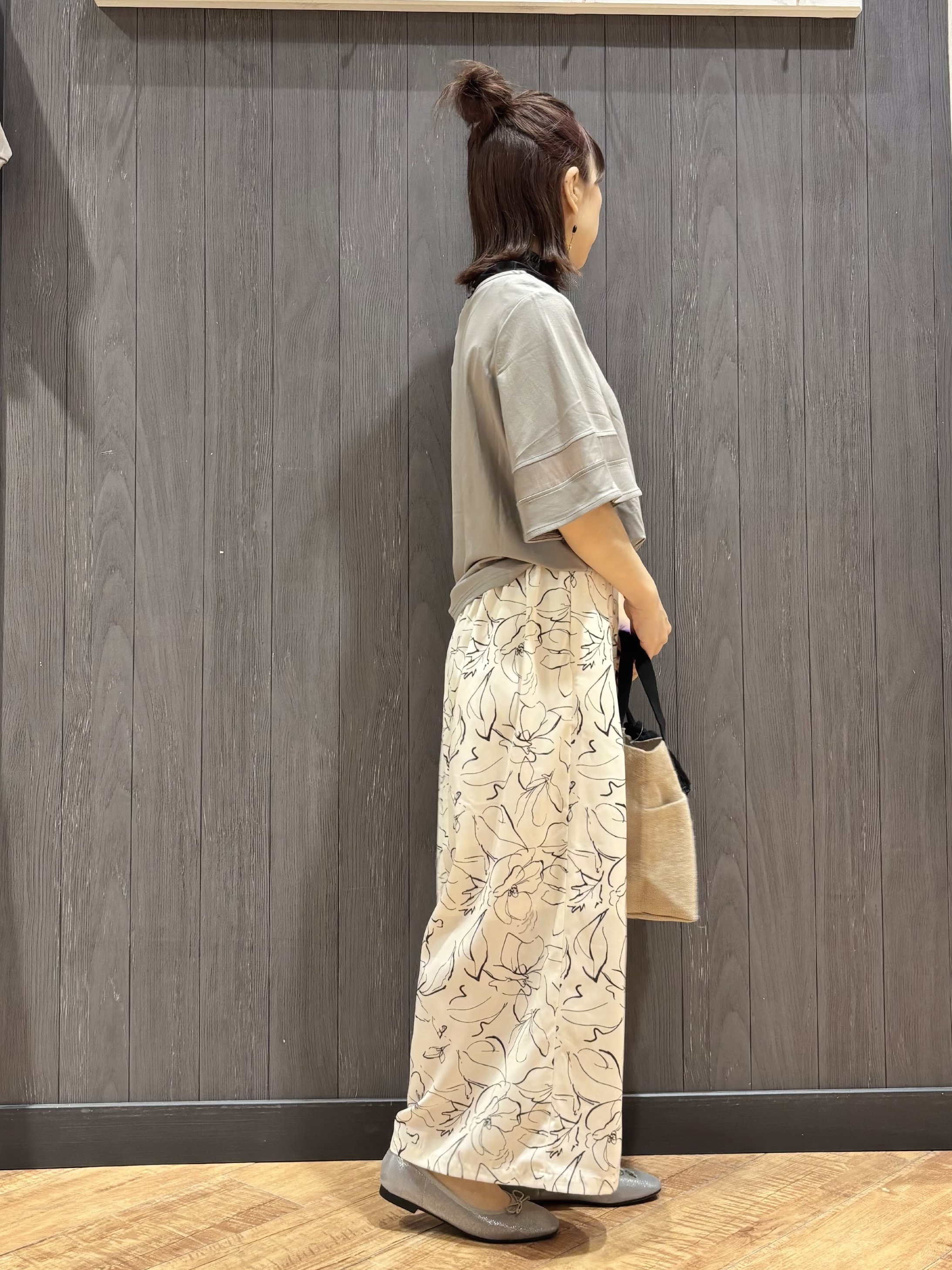 meiさんの「SHOO･LA･RUE｜【洗濯機後しわになりにくい/S-LL】お袖のシアーで抜け感プラス 二の腕隠せるフレアスリーブトップス」を使ったコーディネート