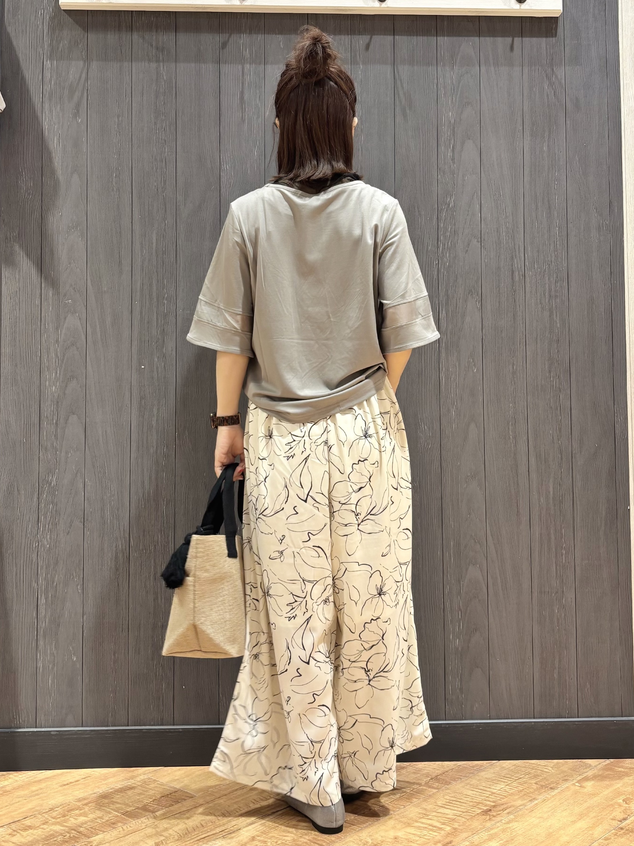 meiさんの「SHOO･LA･RUE｜【洗濯機後しわになりにくい/S-LL】お袖のシアーで抜け感プラス 二の腕隠せるフレアスリーブトップス」を使ったコーディネート