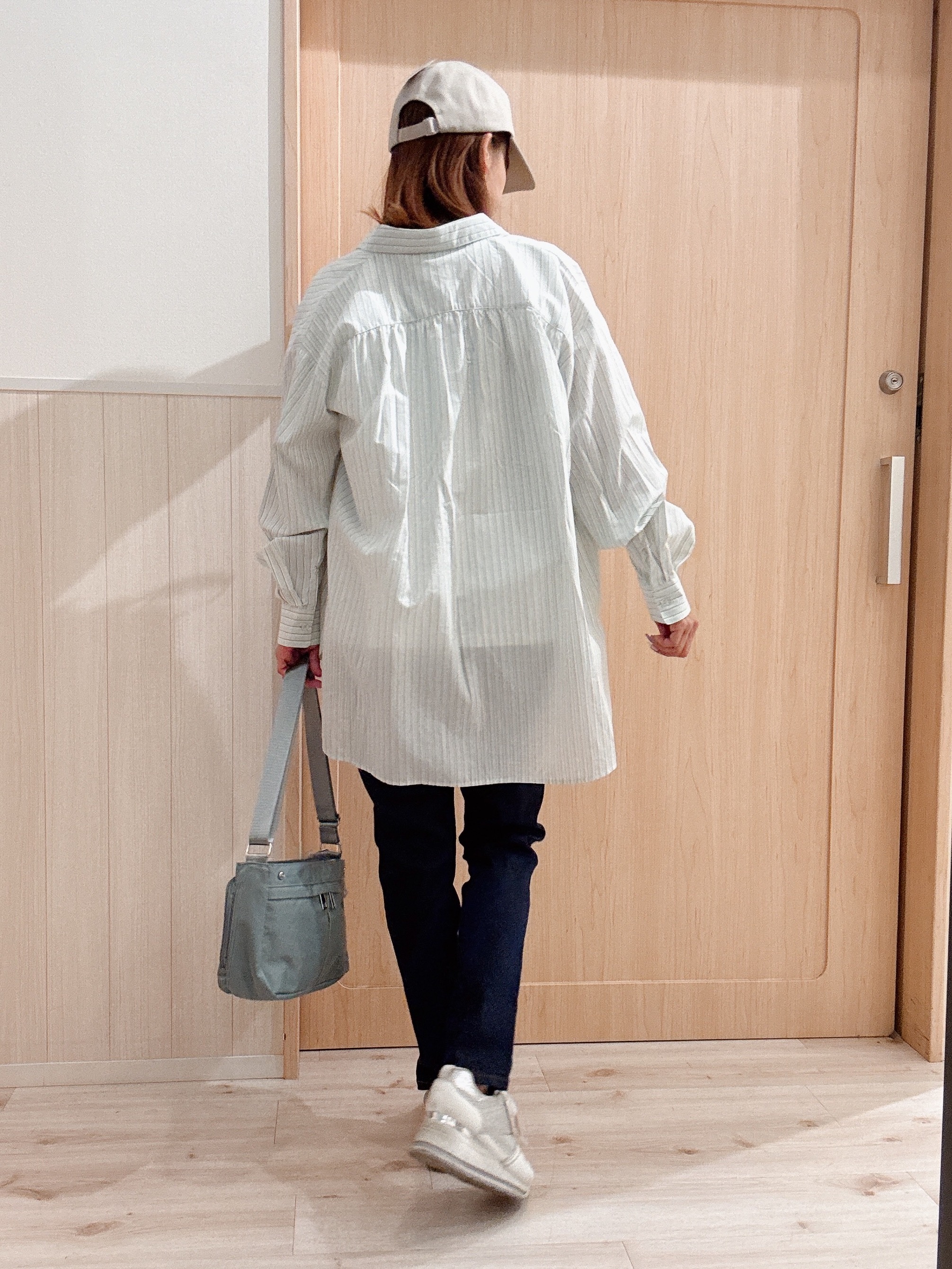 モカさんの「SHOO･LA･RUE｜【UVカット/接触冷感】上品に涼し気 とろみタックノースリーブトップス」を使ったコーディネート