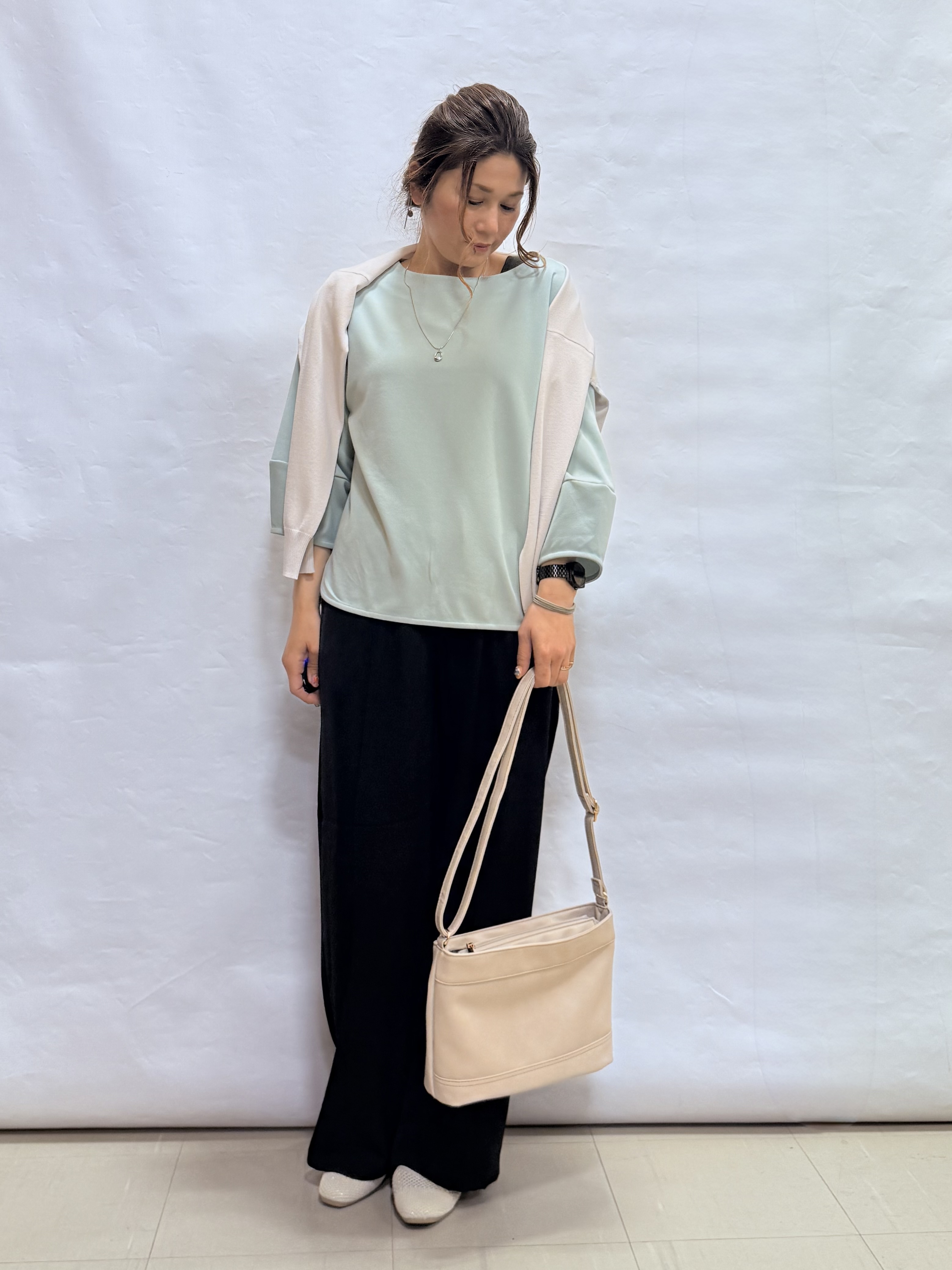 fuuさんの「SHOO･LA･RUE｜【洗濯機可/UV】さらっとしたタッチが心地よい ショート丈 Vネックカーディガン」を使ったコーディネート