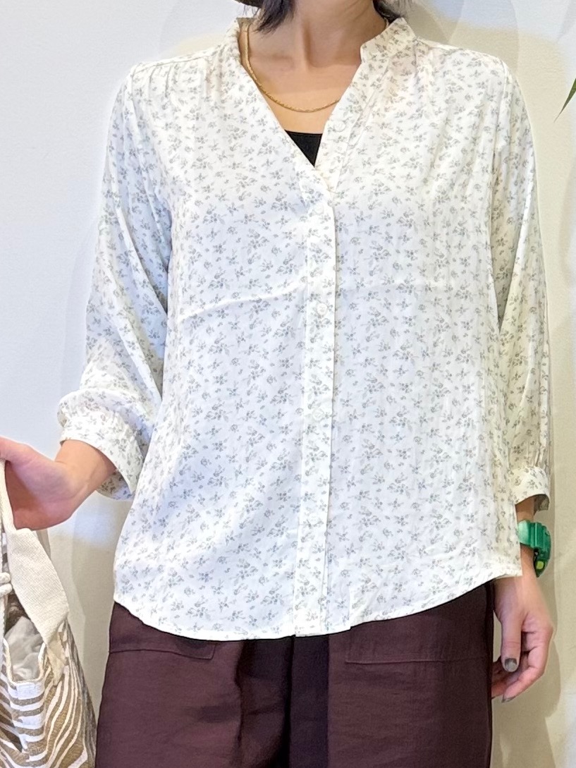 misakiさんの「SHOO･LA･RUE｜【S-LL/7分袖】首元をすっきり魅せる　大人の上品サテンブラウス」を使ったコーディネート