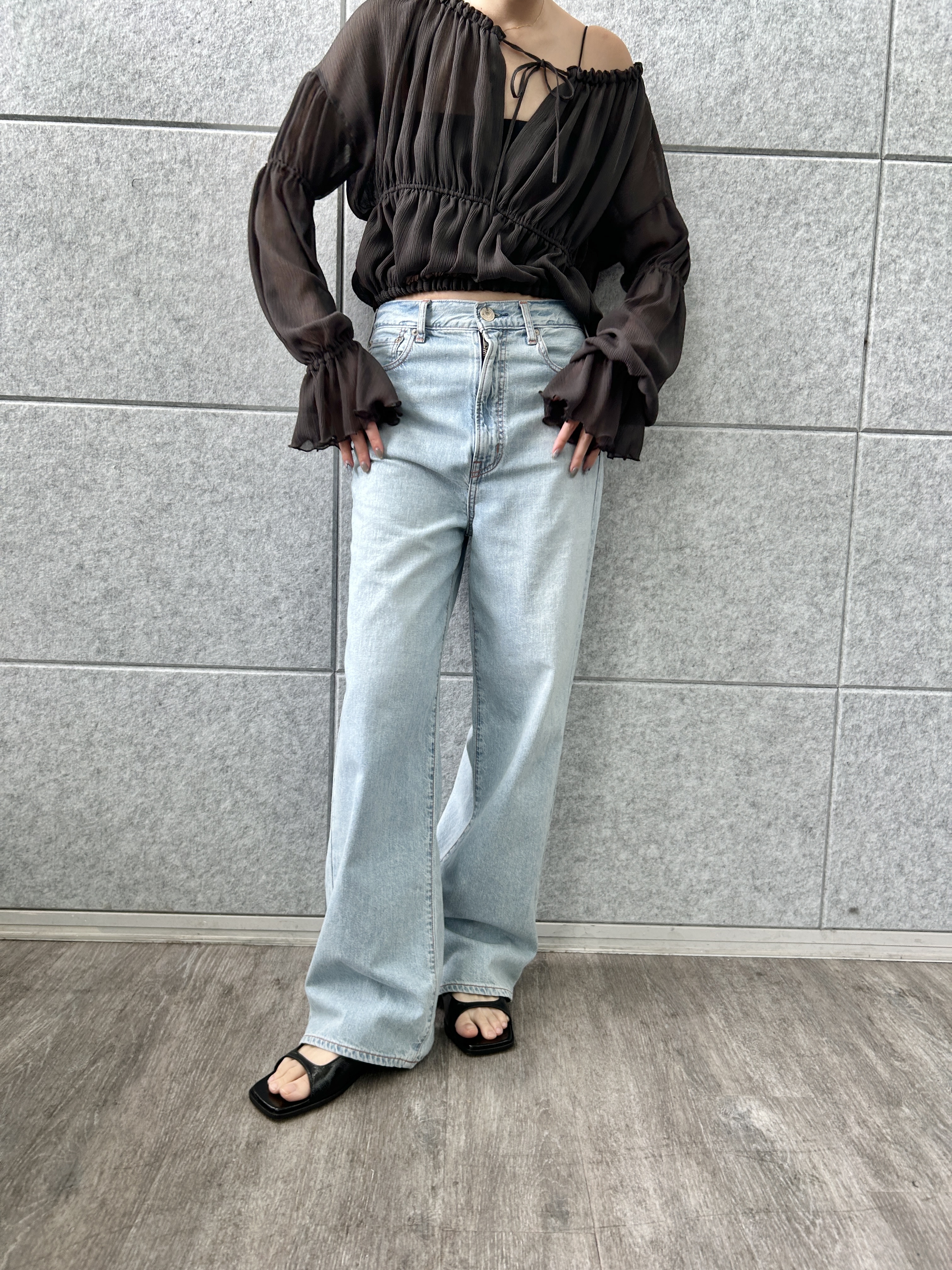 harunaさんの「CODE A｜off－shoulder blouse」を使ったコーディネート