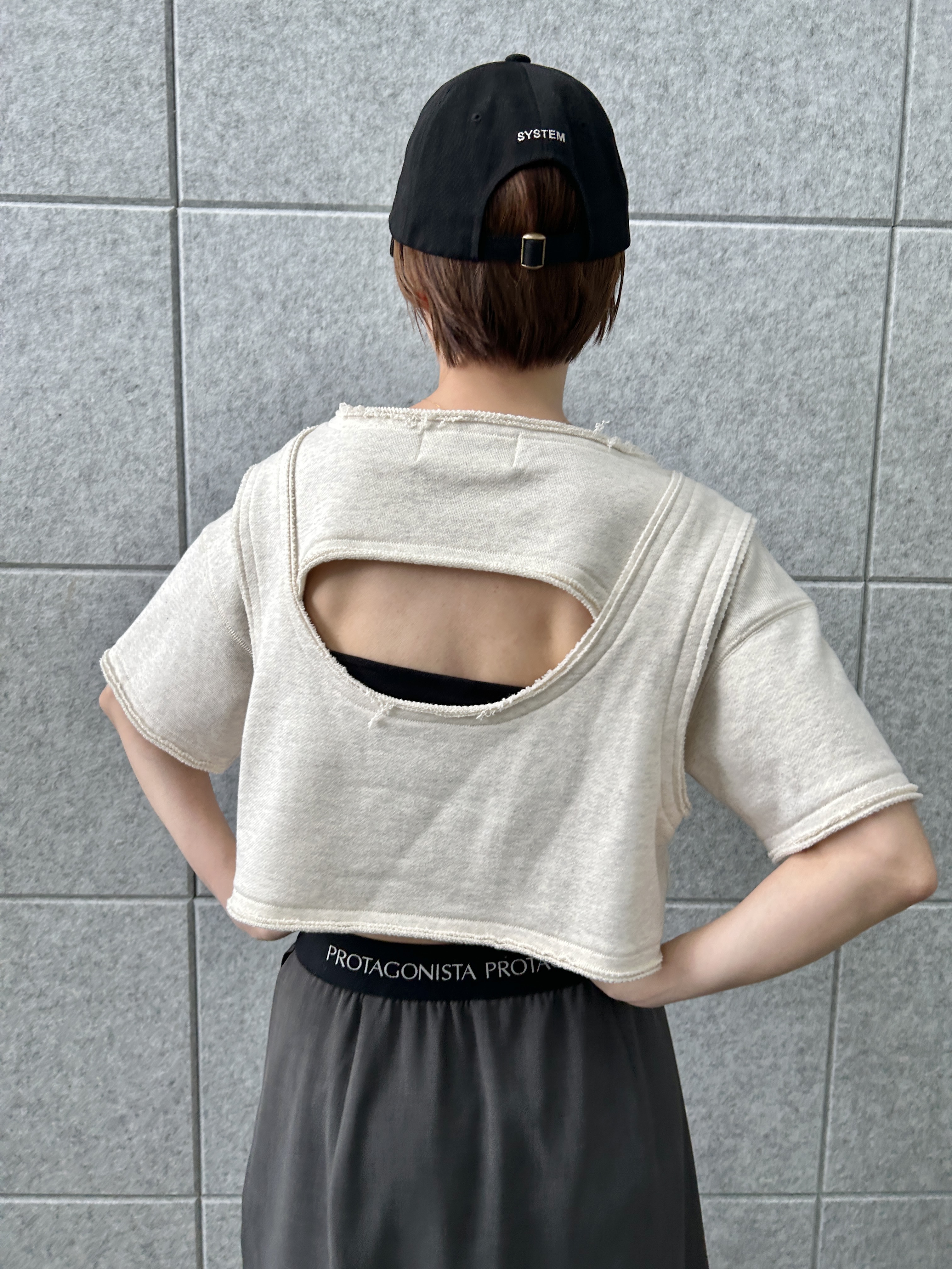 harunaさんの「CODE A｜back open half－sleeve sweat」を使ったコーディネート