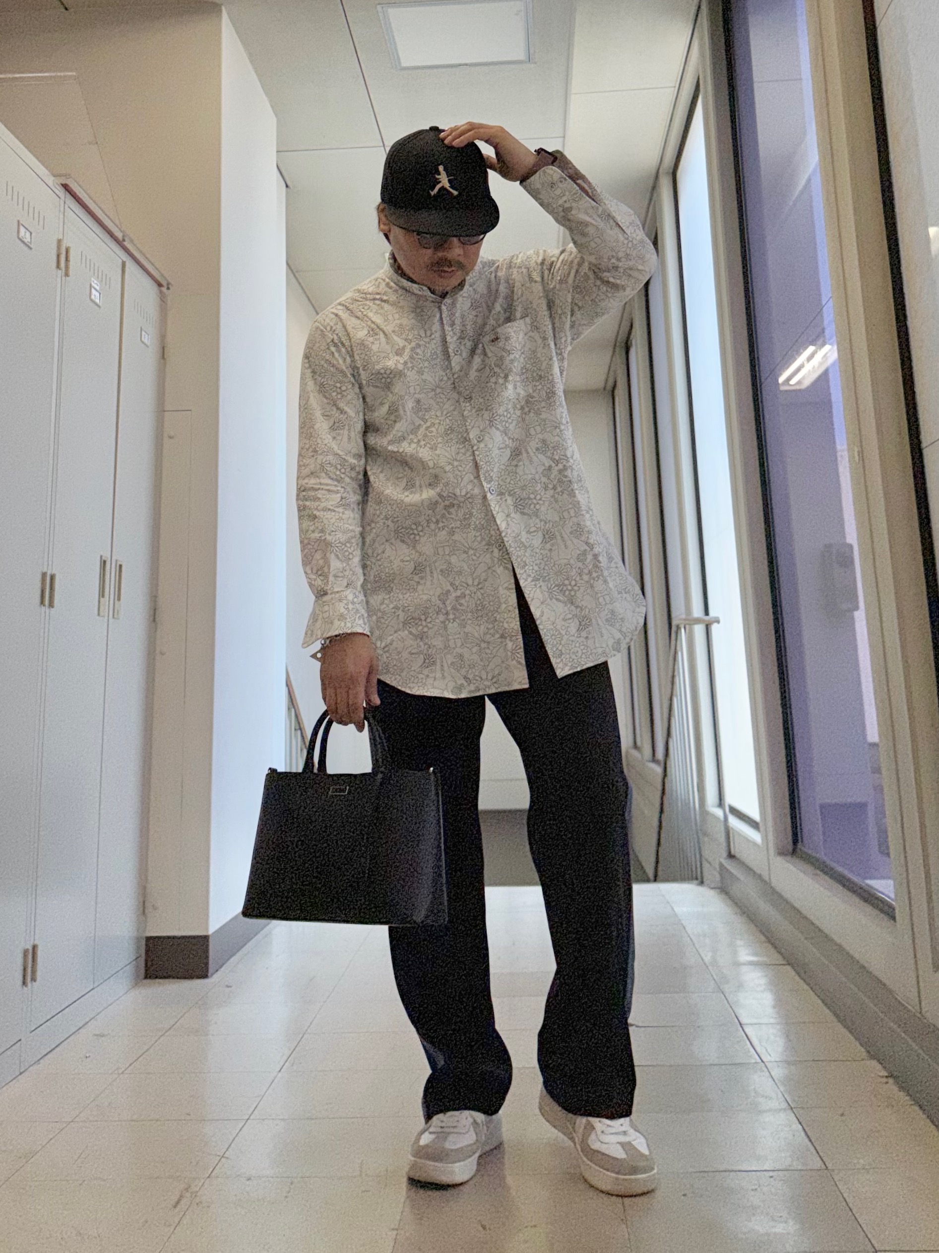 MAKOTO AIさんの「TAKEO KIKUCHI｜シュリンクミニトートバッグ」を使ったコーディネート