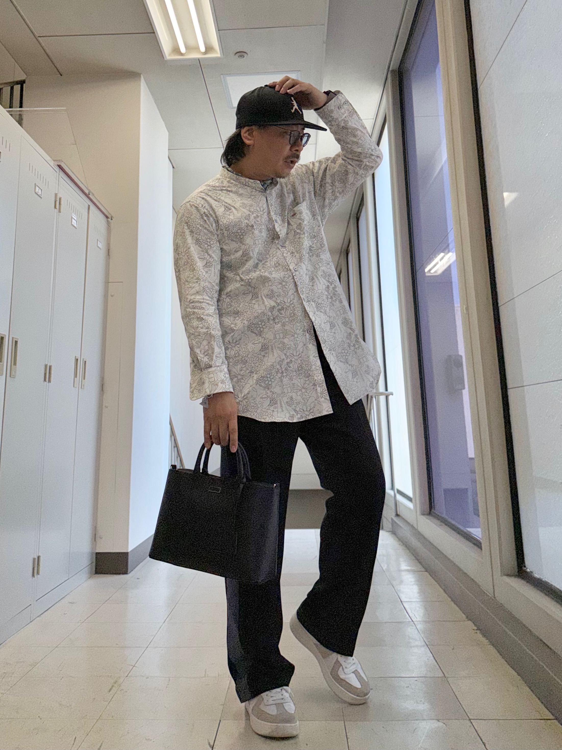 MAKOTO AIさんの「TAKEO KIKUCHI｜シュリンクミニトートバッグ」を使ったコーディネート