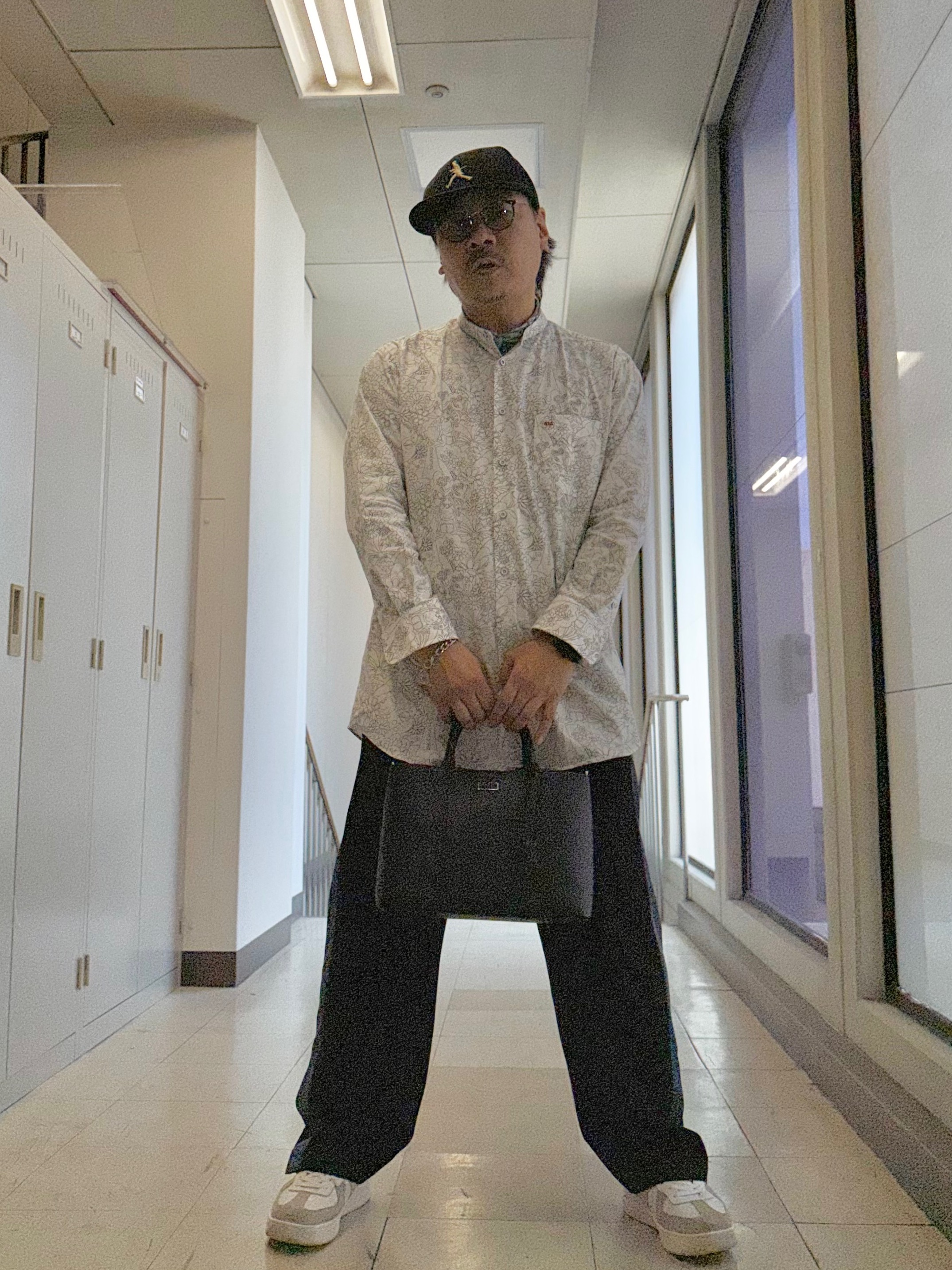 MAKOTO AIさんの「TAKEO KIKUCHI｜シュリンクミニトートバッグ」を使ったコーディネート