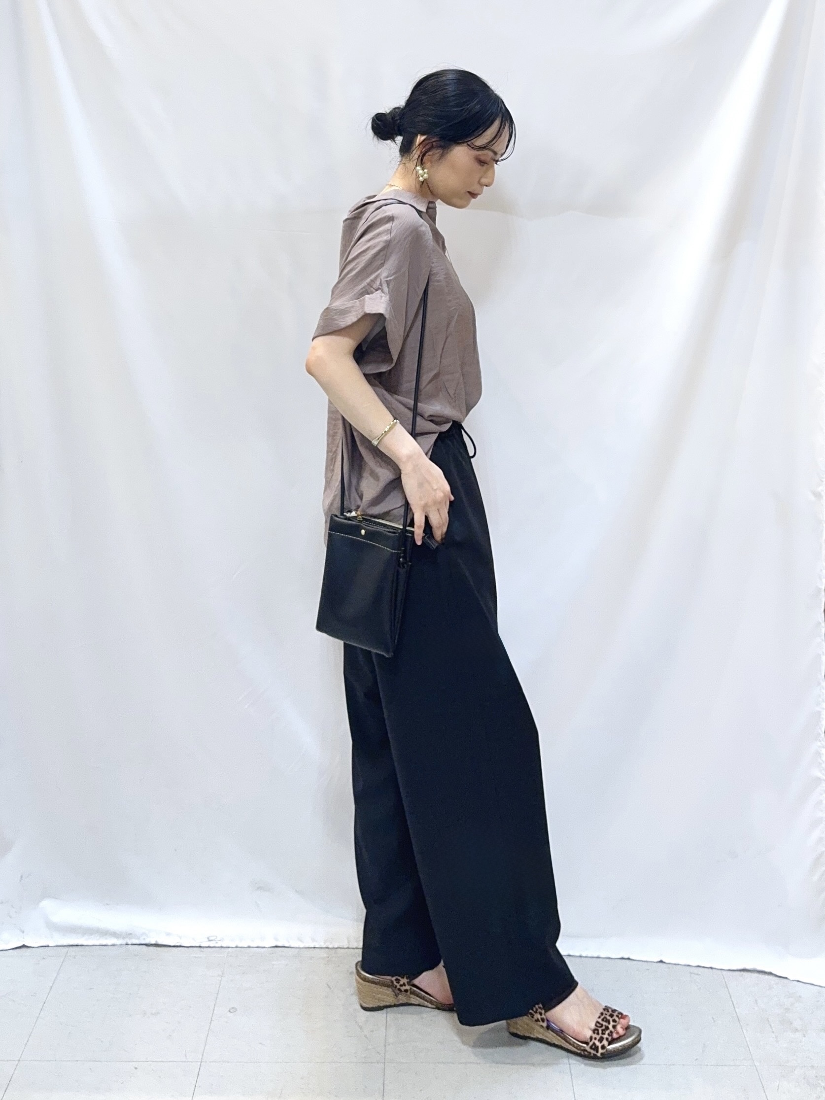 𝐇𝐢𝐫𝐨𝐦𝐢さんの「SHOO･LA･RUE｜【S-LL/洗濯機可】インせず着られる 裾タック スキッパーシャツ」を使ったコーディネート