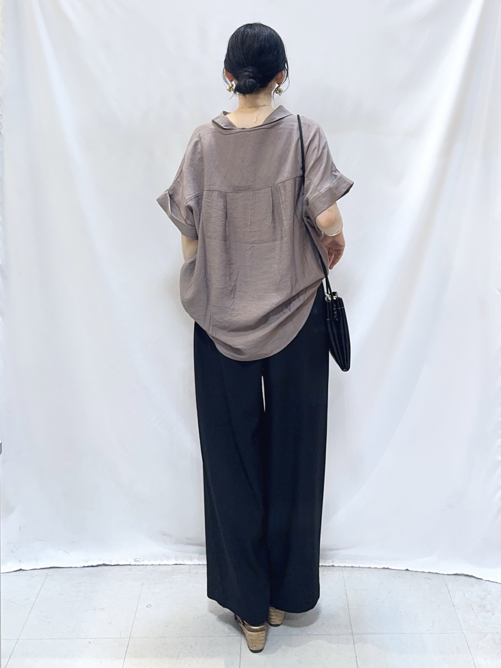 𝐇𝐢𝐫𝐨𝐦𝐢さんの「SHOO･LA･RUE｜【S-LL/洗濯機可】インせず着られる 裾タック スキッパーシャツ」を使ったコーディネート