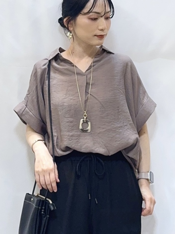 𝐇𝐢𝐫𝐨𝐦𝐢さんの「SHOO･LA･RUE｜【S-LL/洗濯機可】インせず着られる 裾タック スキッパーシャツ」を使ったコーディネート