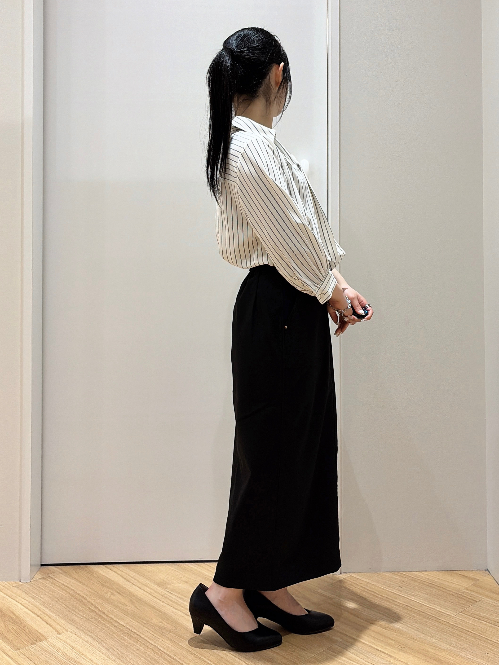 kanonさんの「grove｜高評価！【貴島明日香さん着用・洗える】チャーム付きマルチWAYボウタイブラウス」を使ったコーディネート