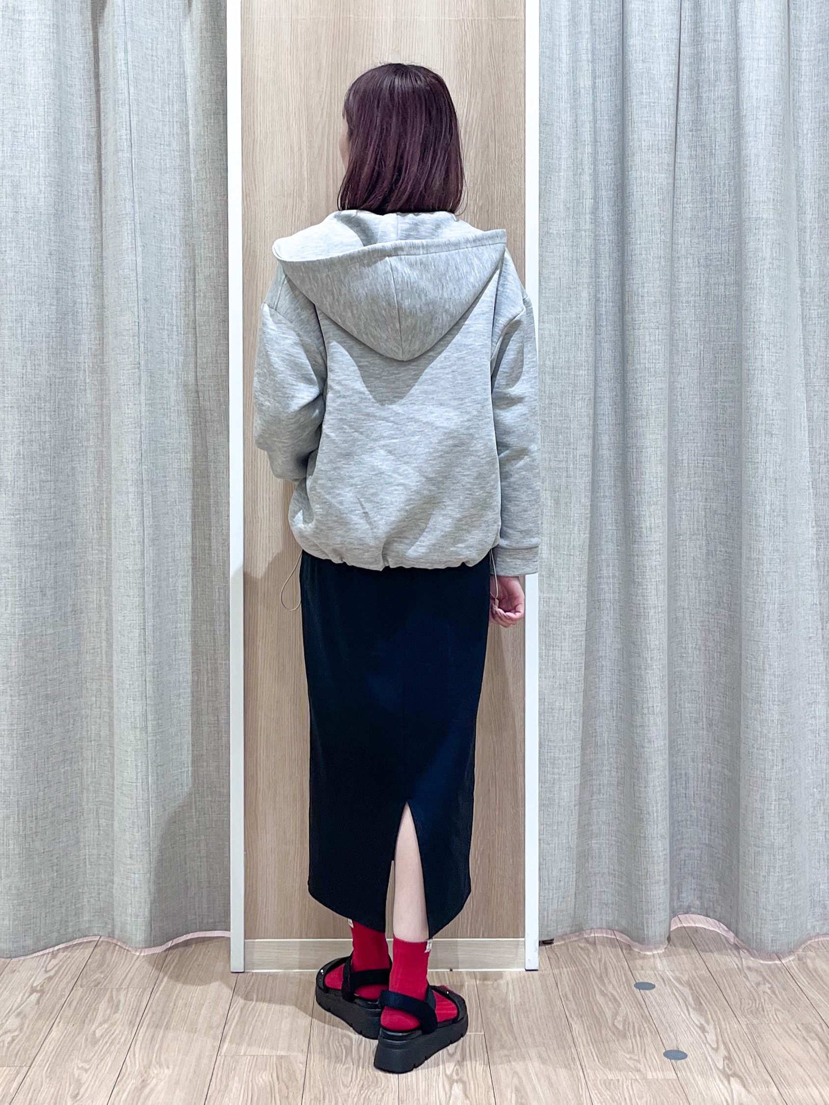 みーちゃんさんの「grove｜【時短コーデ】シルキーポンチレイヤード風セットアップ」を使ったコーディネート