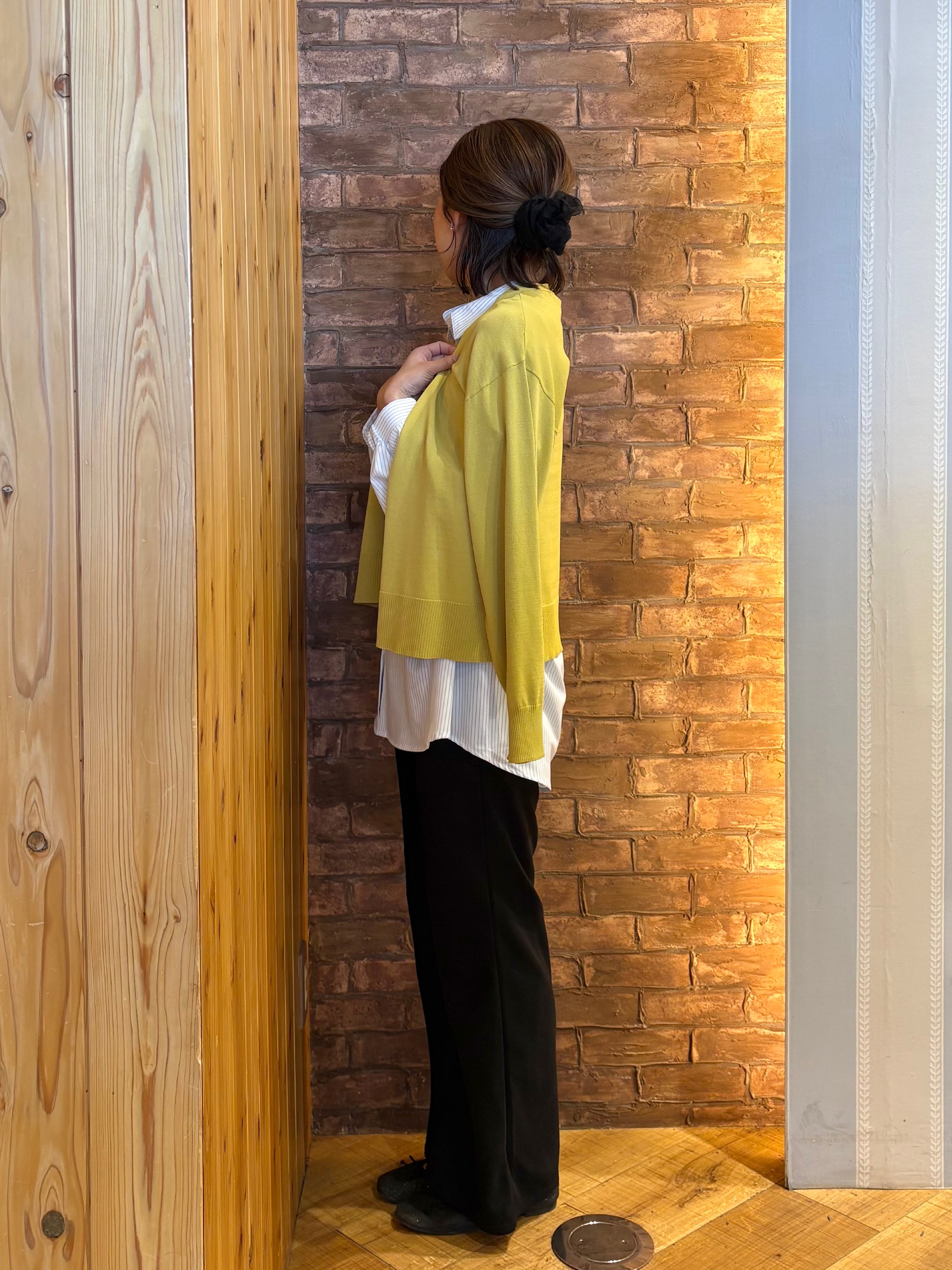 mieさんの「SHOO･LA･RUE｜【洗濯機可/UV】さらっとしたタッチが心地よい ショート丈 Vネックカーディガン」を使ったコーディネート