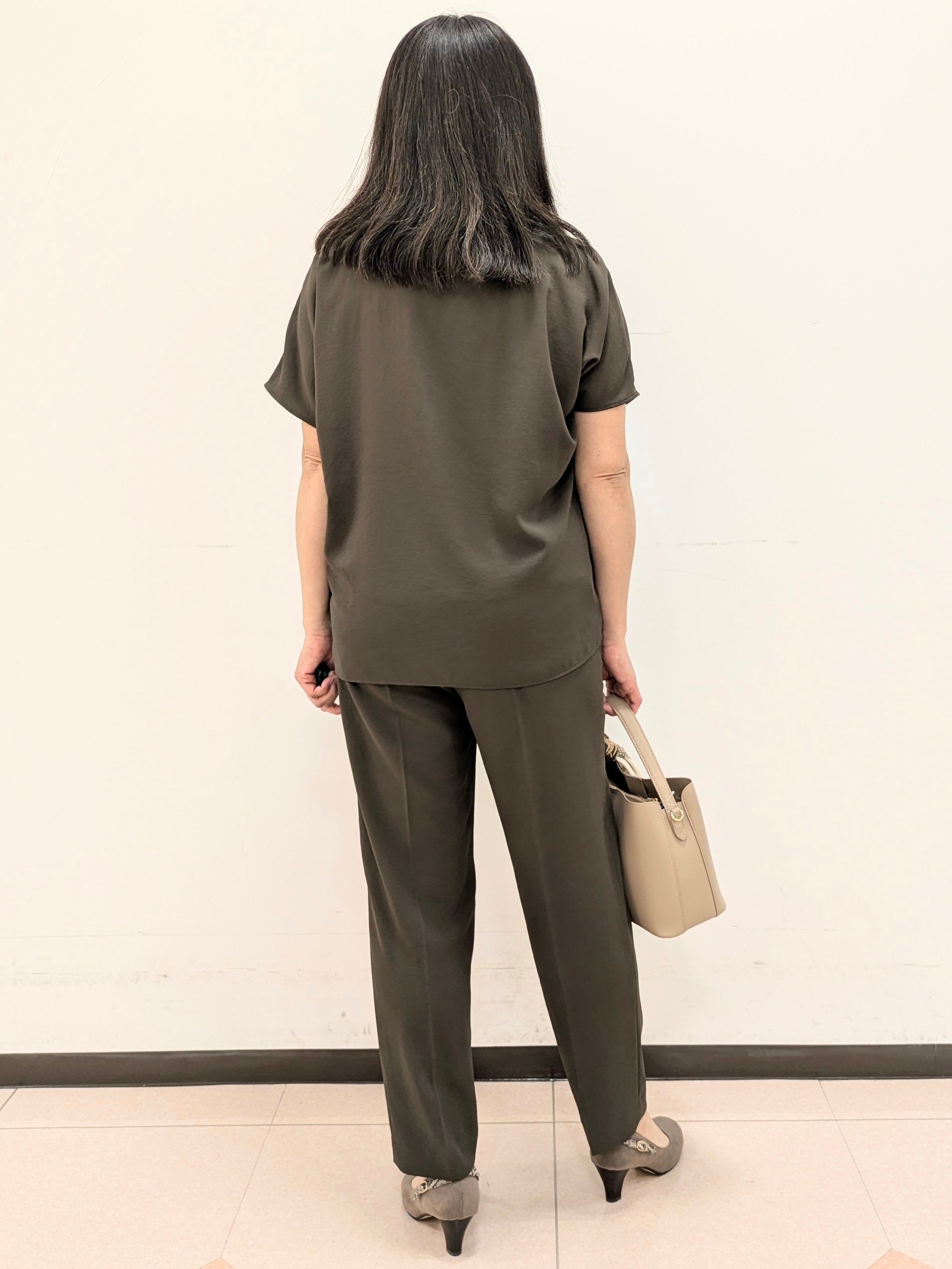 ともさんの「UNTITLED｜【UV/接触冷感/セットアップ可】リラクシーキーVネックブラウス」を使ったコーディネート