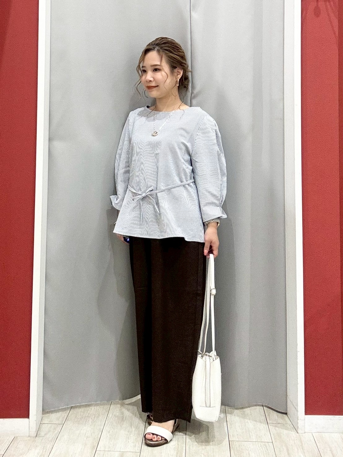 shioさんの「SHOO･LA･RUE｜【洗濯機可/UV/3WAY】シルエットが変えられる ウエストリボンブラウス」を使ったコーディネート