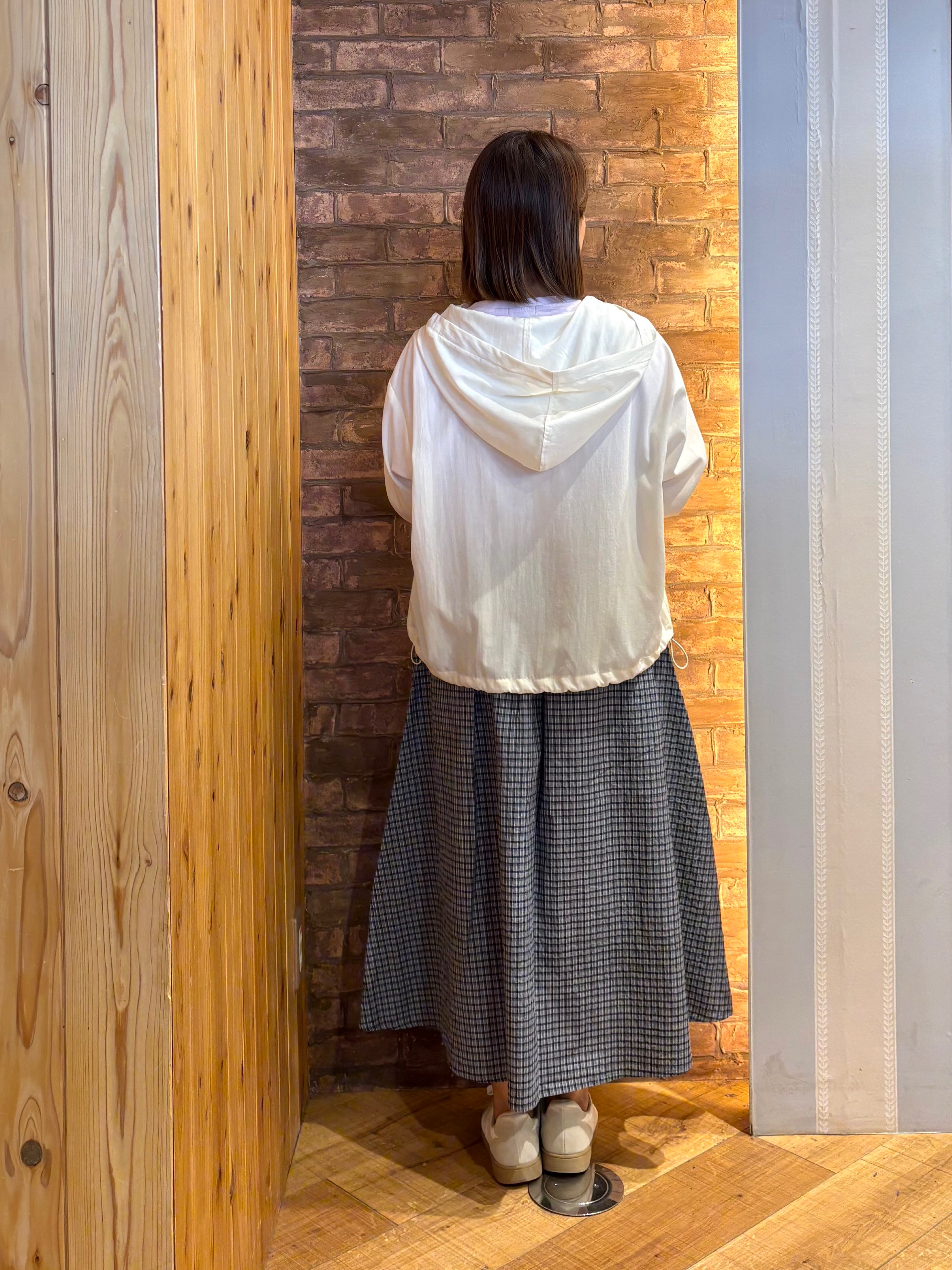 mieさんの「SHOO･LA･RUE｜【S-LL/UV】季節の変わり目に ゴールドパーツが上品なフード付きブルゾン」を使ったコーディネート