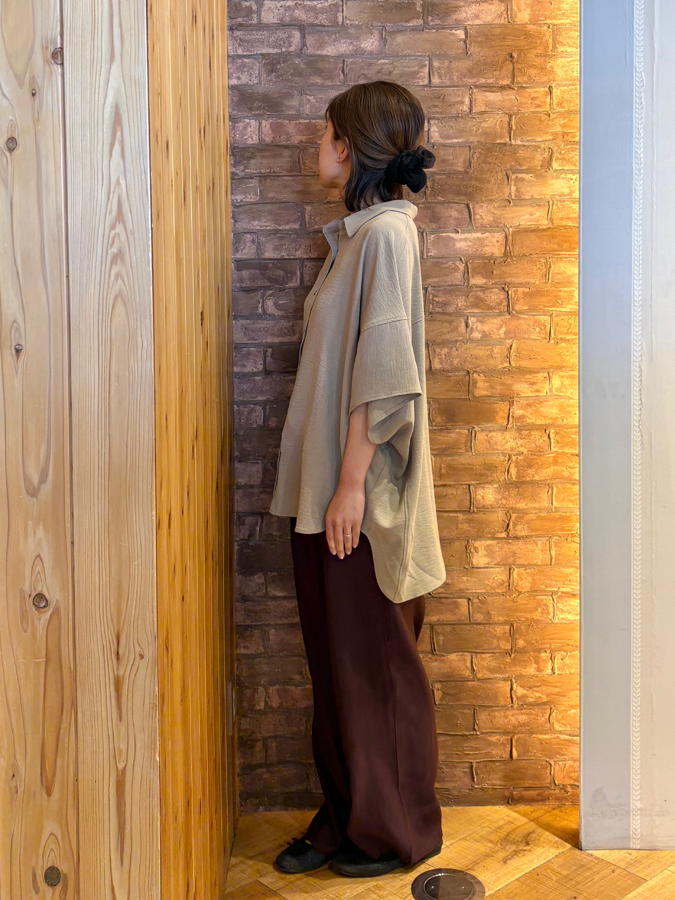 mieさんの「SHOO･LA･RUE｜【高レビュー/洗濯後しわになりにくい/体型カバー】きちんとゆるっと 大人の抜け感 ポンチョ風カラーシ」を使ったコーディネート