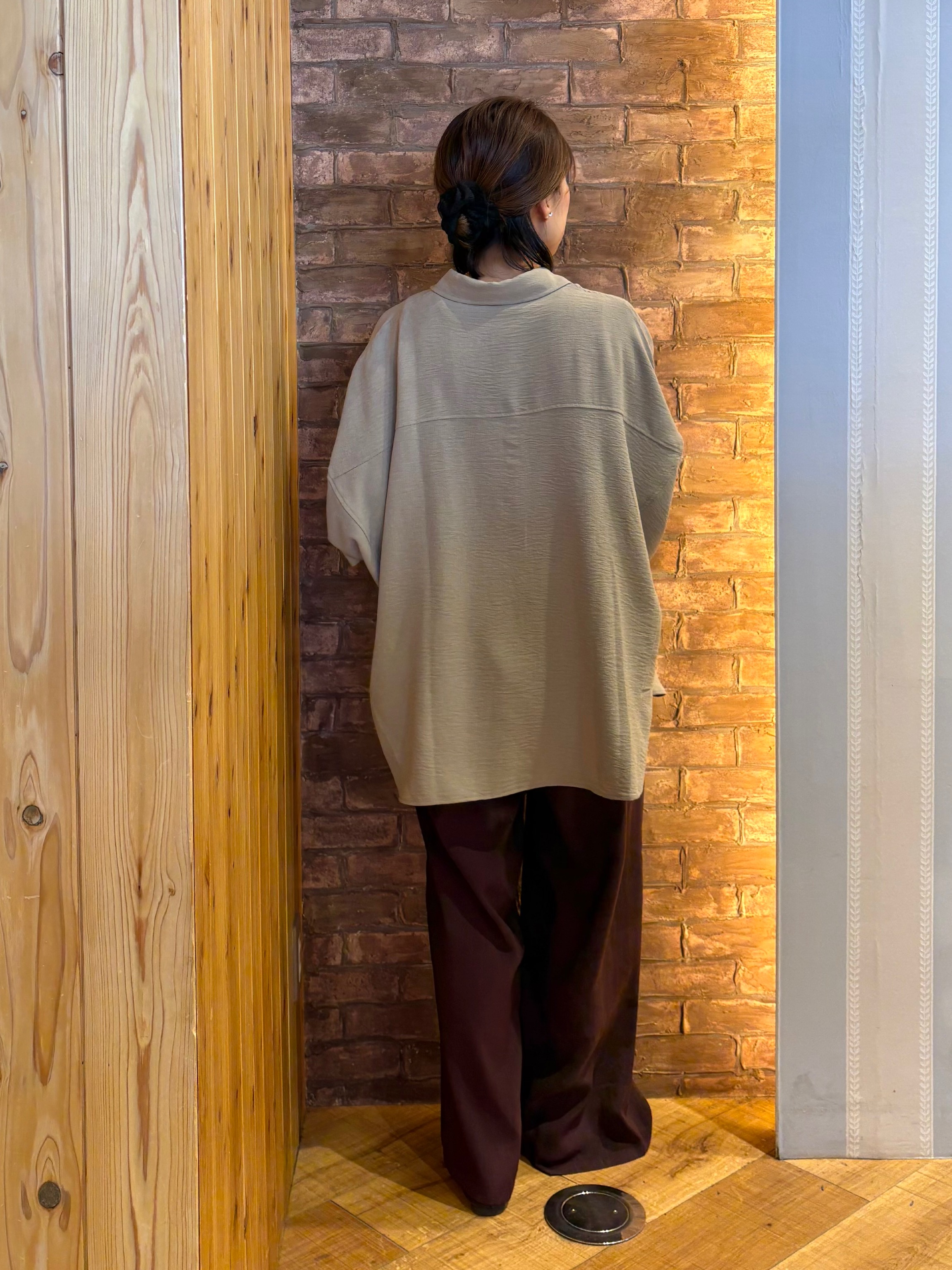 mieさんの「SHOO･LA･RUE｜【高レビュー/洗濯後しわになりにくい/体型カバー】きちんとゆるっと 大人の抜け感 ポンチョ風カラーシ」を使ったコーディネート