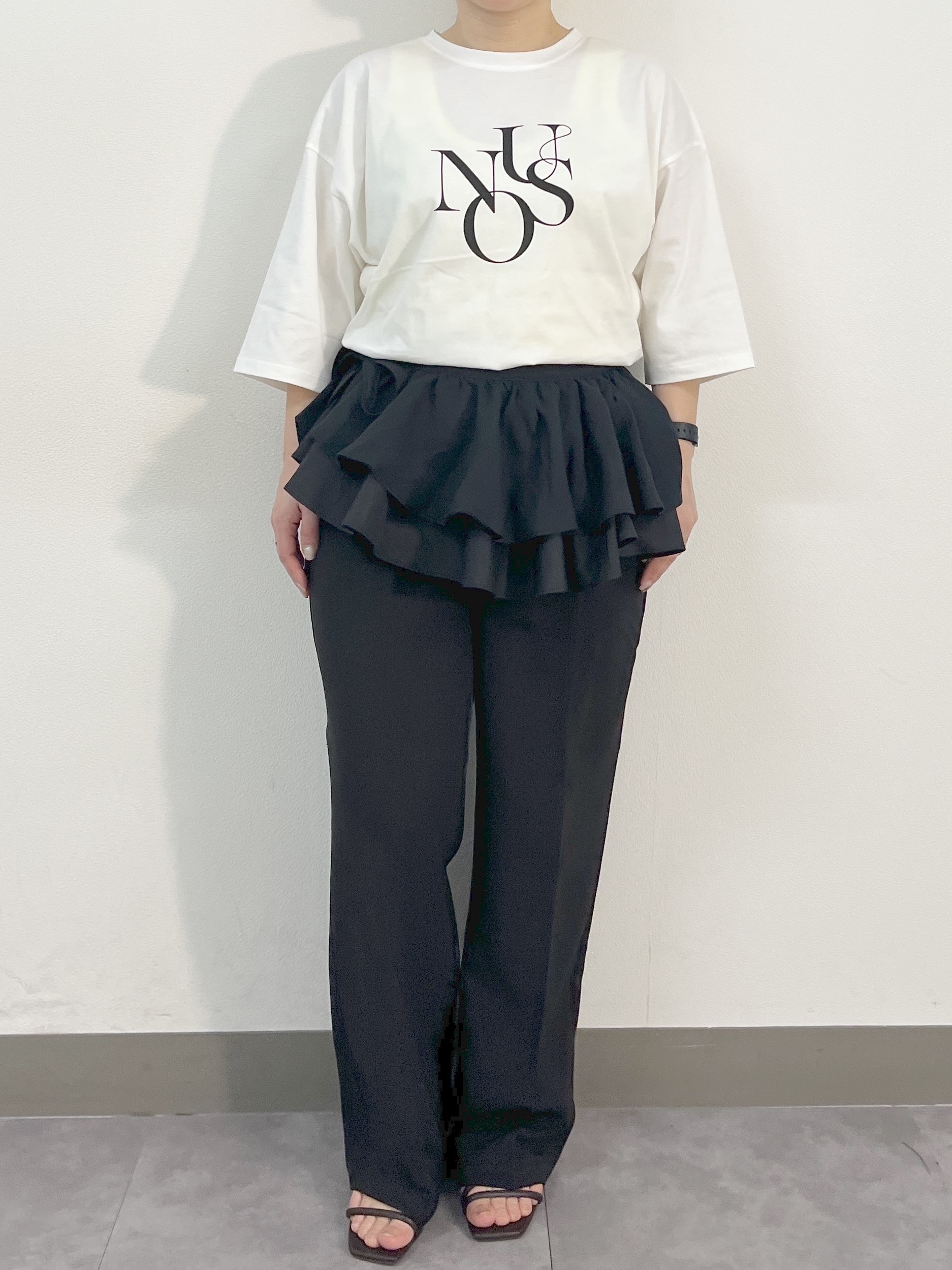 くーみーさんの「OPAQUE.CLIP｜リラクシーロゴプリントTシャツ【洗濯機OK】」を使ったコーディネート
