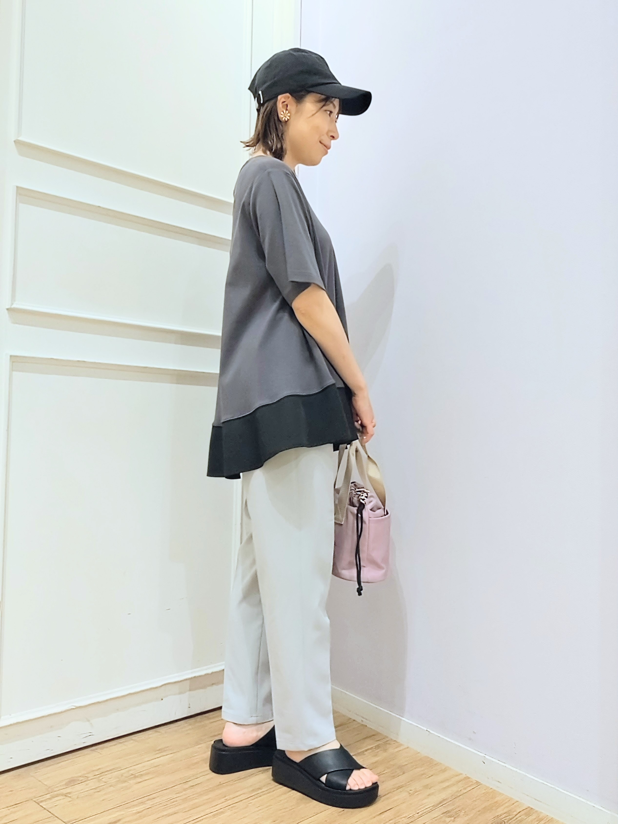miomioさんの「SHOO･LA･RUE｜【UV/抗菌防臭/洗濯機可】体型カバーも叶う 裾切り替えAライントップス」を使ったコーディネート