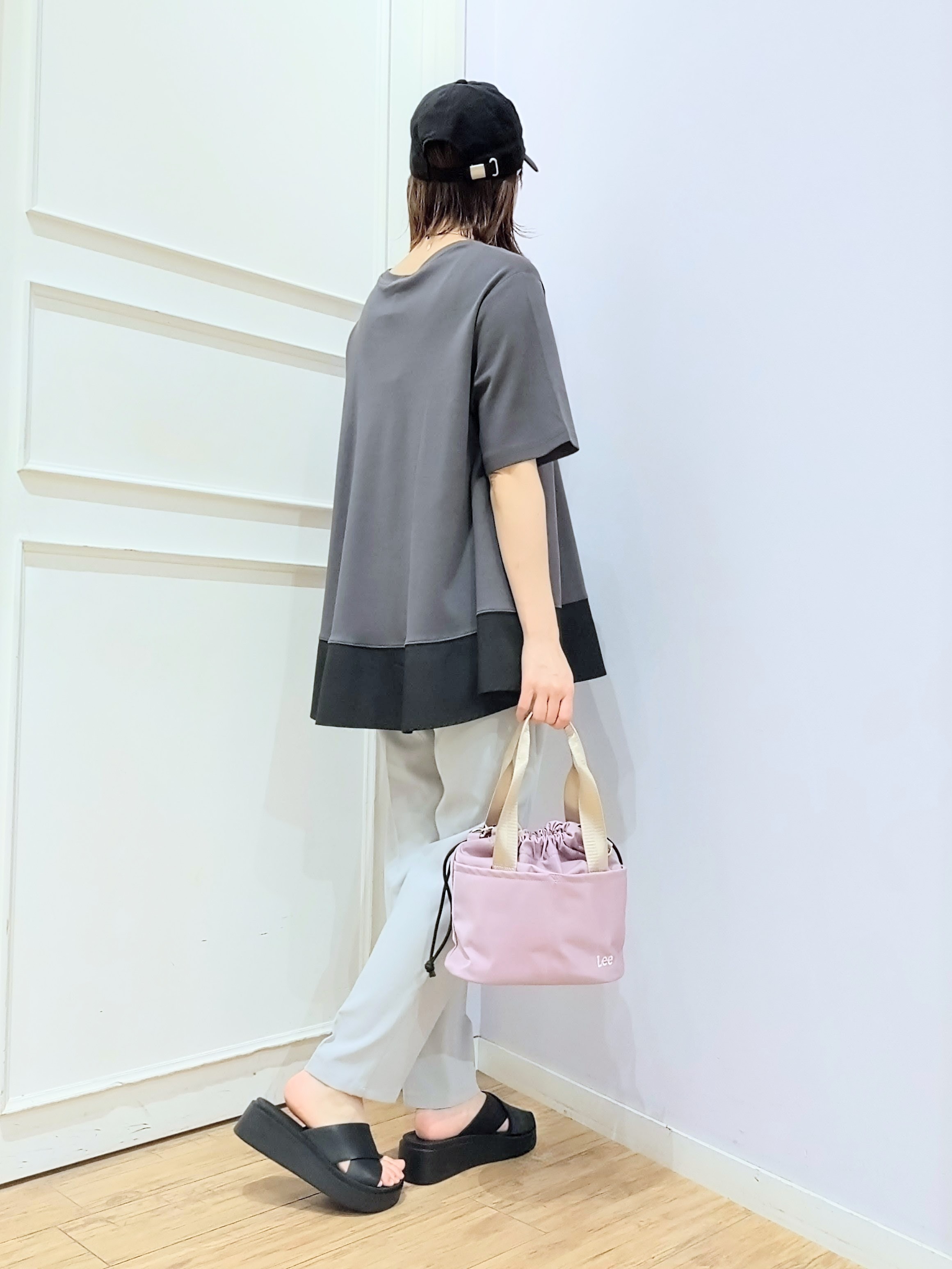 miomioさんの「SHOO･LA･RUE｜【UV/抗菌防臭/洗濯機可】体型カバーも叶う 裾切り替えAライントップス」を使ったコーディネート