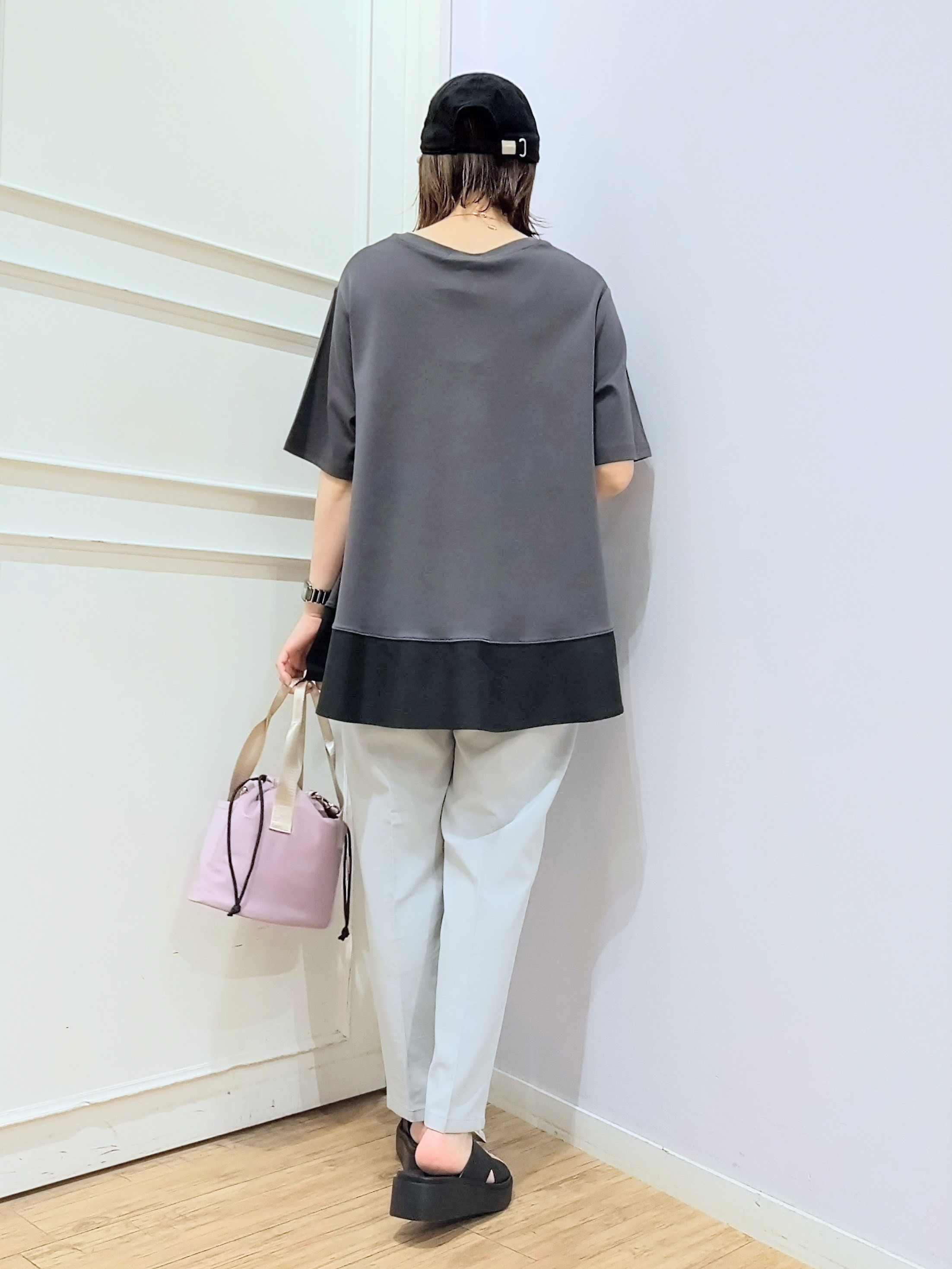 miomioさんの「SHOO･LA･RUE｜【UV/抗菌防臭/洗濯機可】体型カバーも叶う 裾切り替えAライントップス」を使ったコーディネート