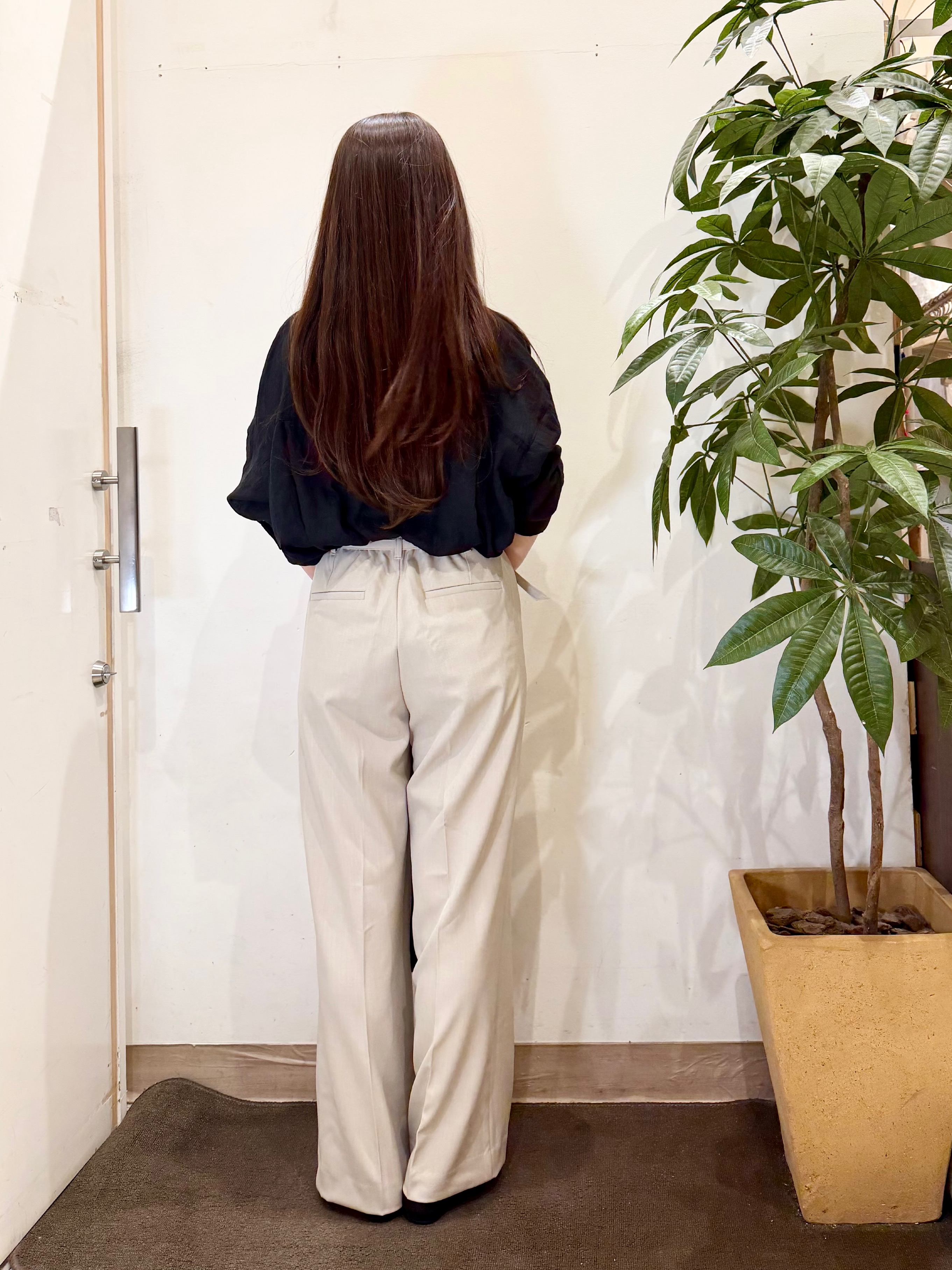 AYUMIさんの「SHOO･LA･RUE｜【通勤/UV/セットアップ可/洗濯機可】センタープレスできちんと見え ベルト付きワイドパンツ」を使ったコーディネート