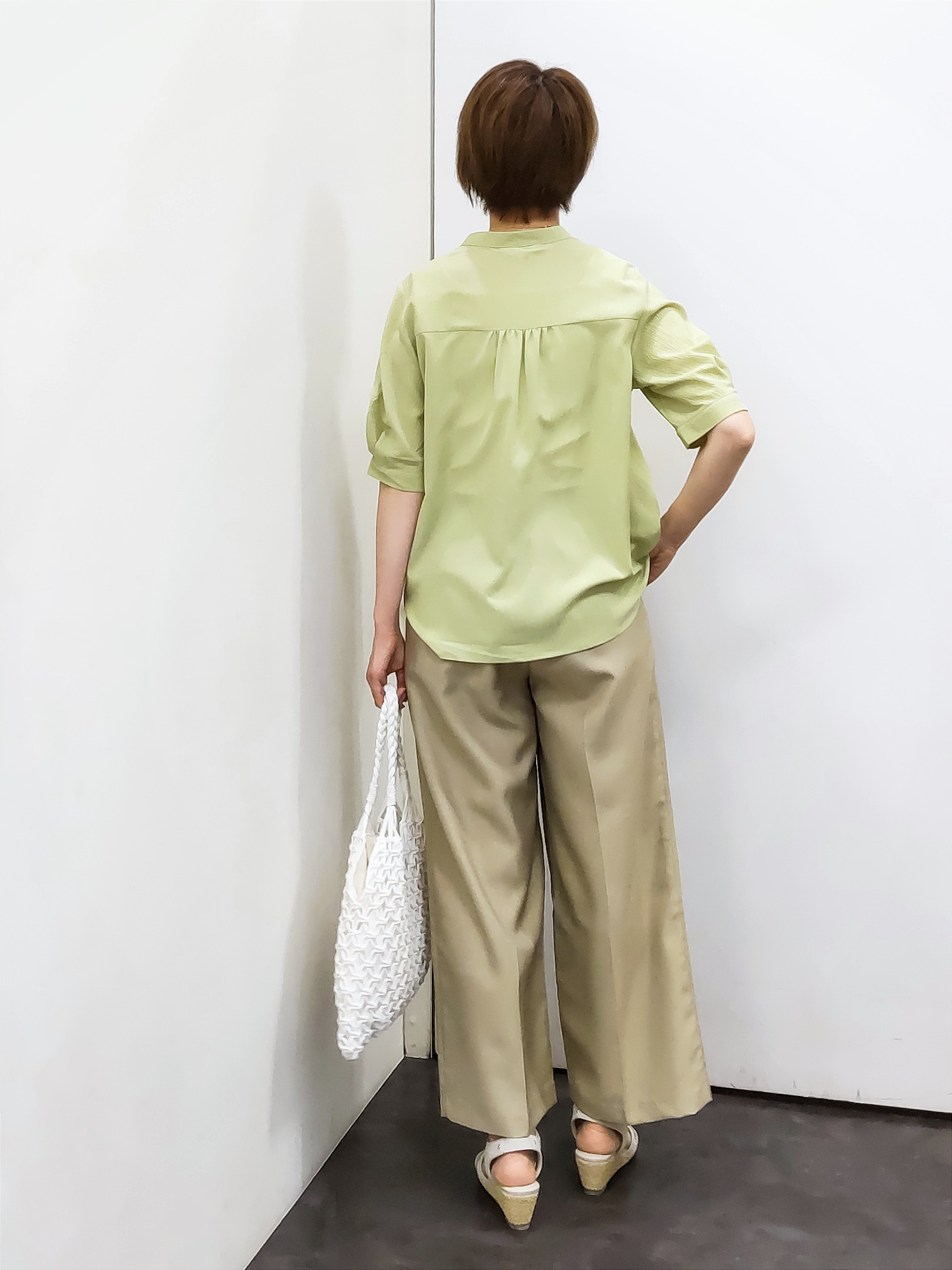 やまちゃんさんの「grove｜【貴島明日香さん着用/体型カバー】ON・OFF使えるスモッキングタックブラウス」を使ったコーディネート