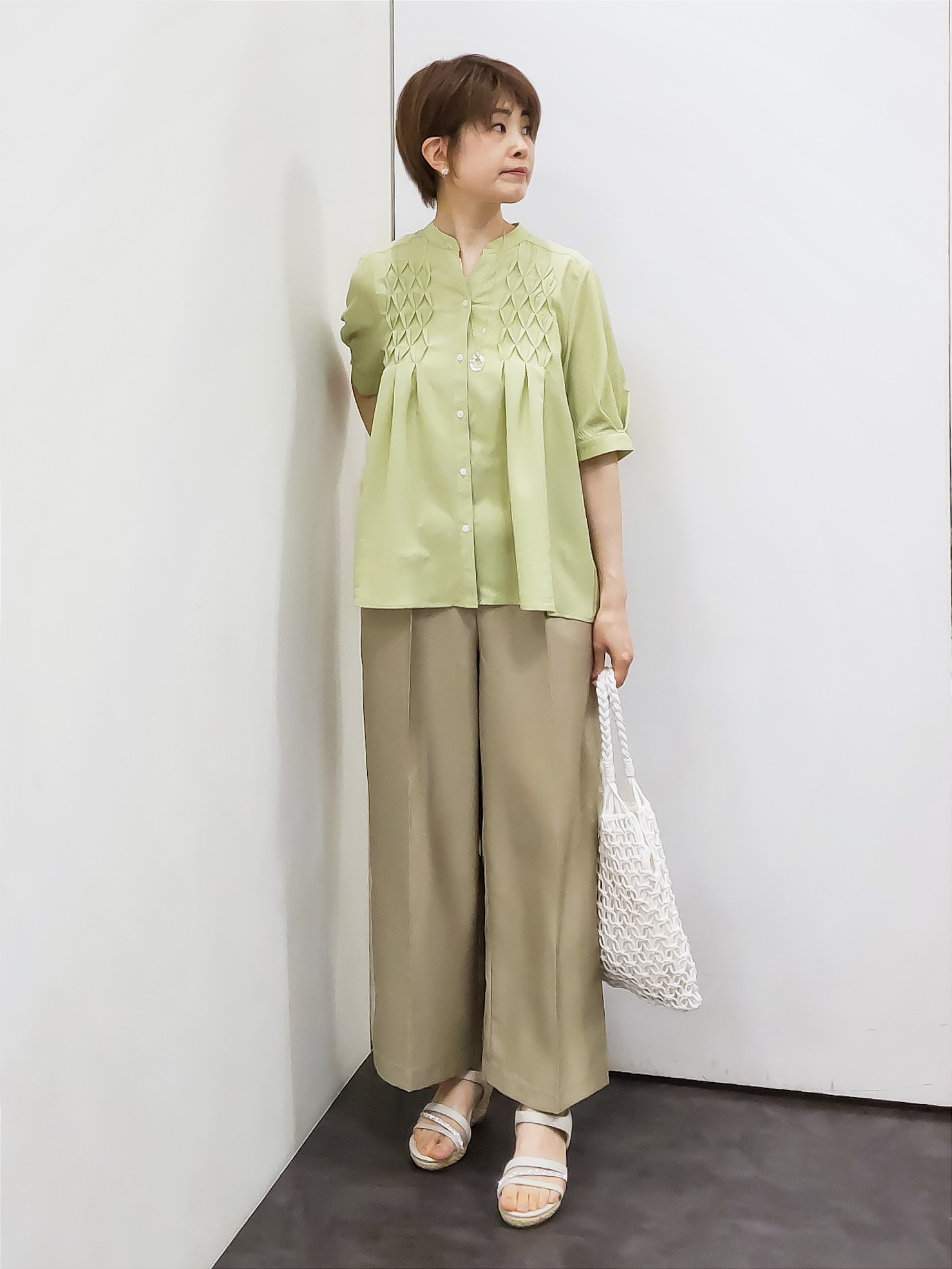 やまちゃんさんの「grove｜【貴島明日香さん着用/体型カバー】ON・OFF使えるスモッキングタックブラウス」を使ったコーディネート