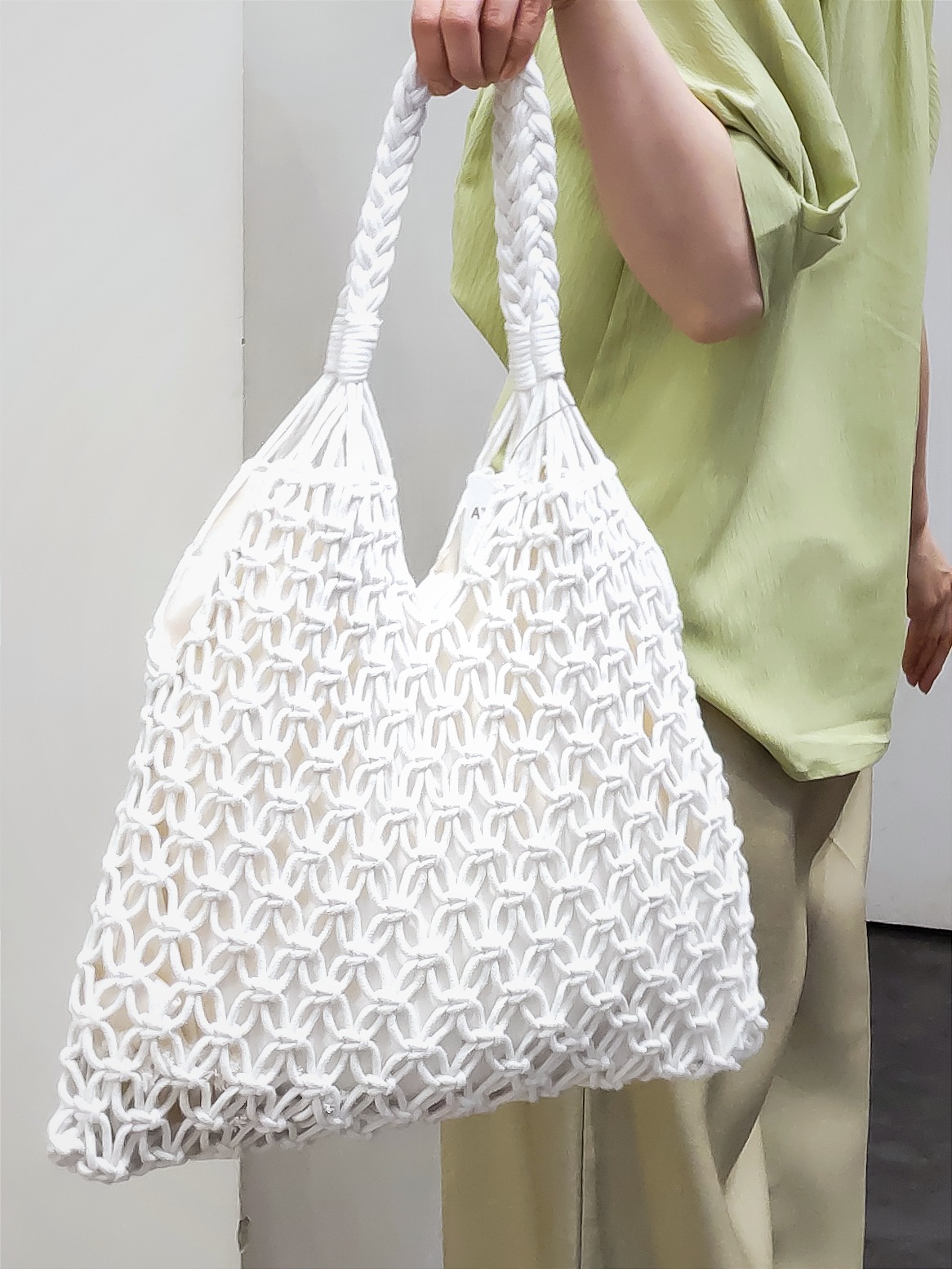 やまちゃんさんの「grove｜【貴島明日香さん着用/体型カバー】ON・OFF使えるスモッキングタックブラウス」を使ったコーディネート