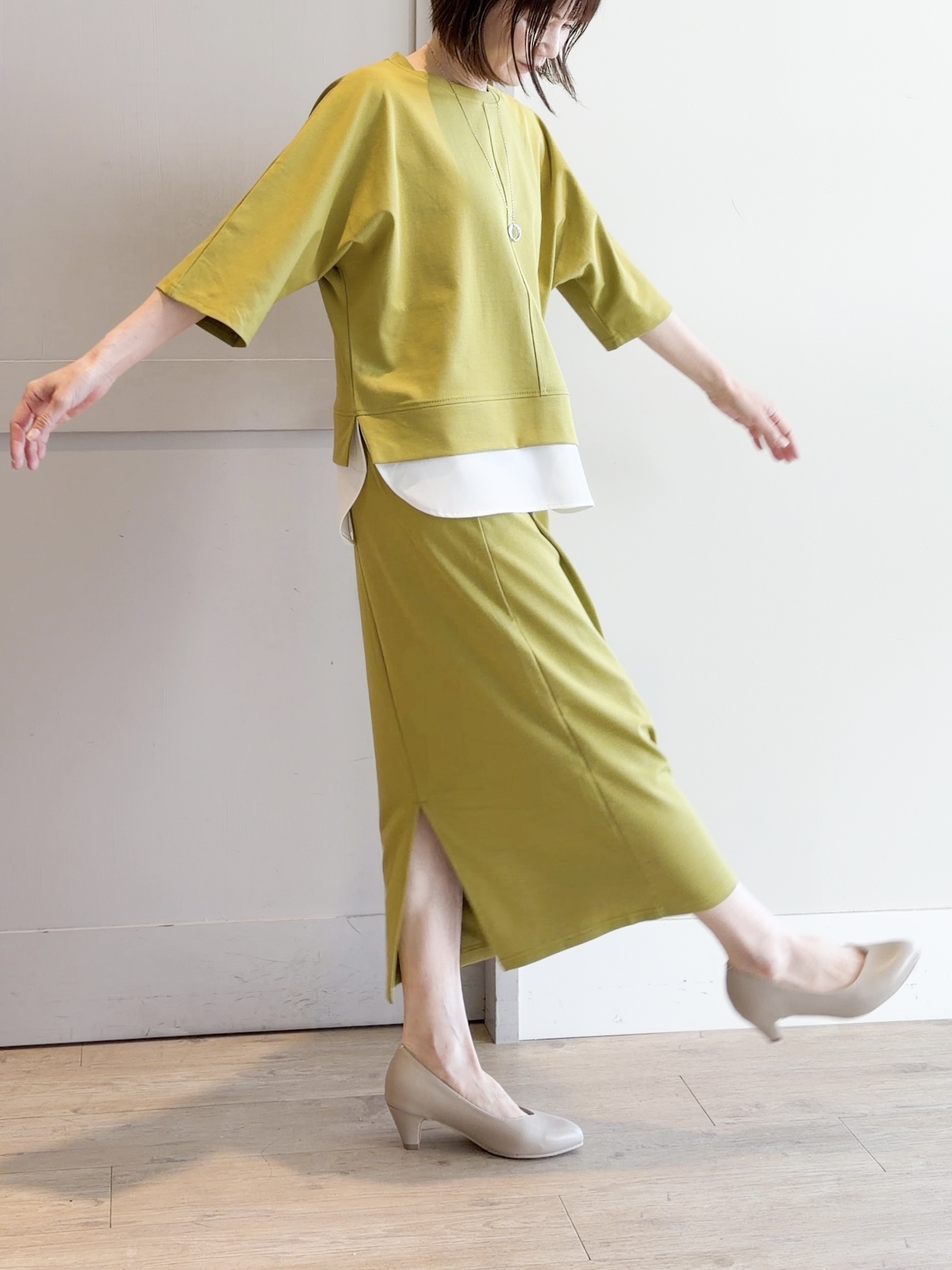 yamakoさんの「grove｜【時短コーデ】シルキーポンチレイヤード風セットアップ」を使ったコーディネート