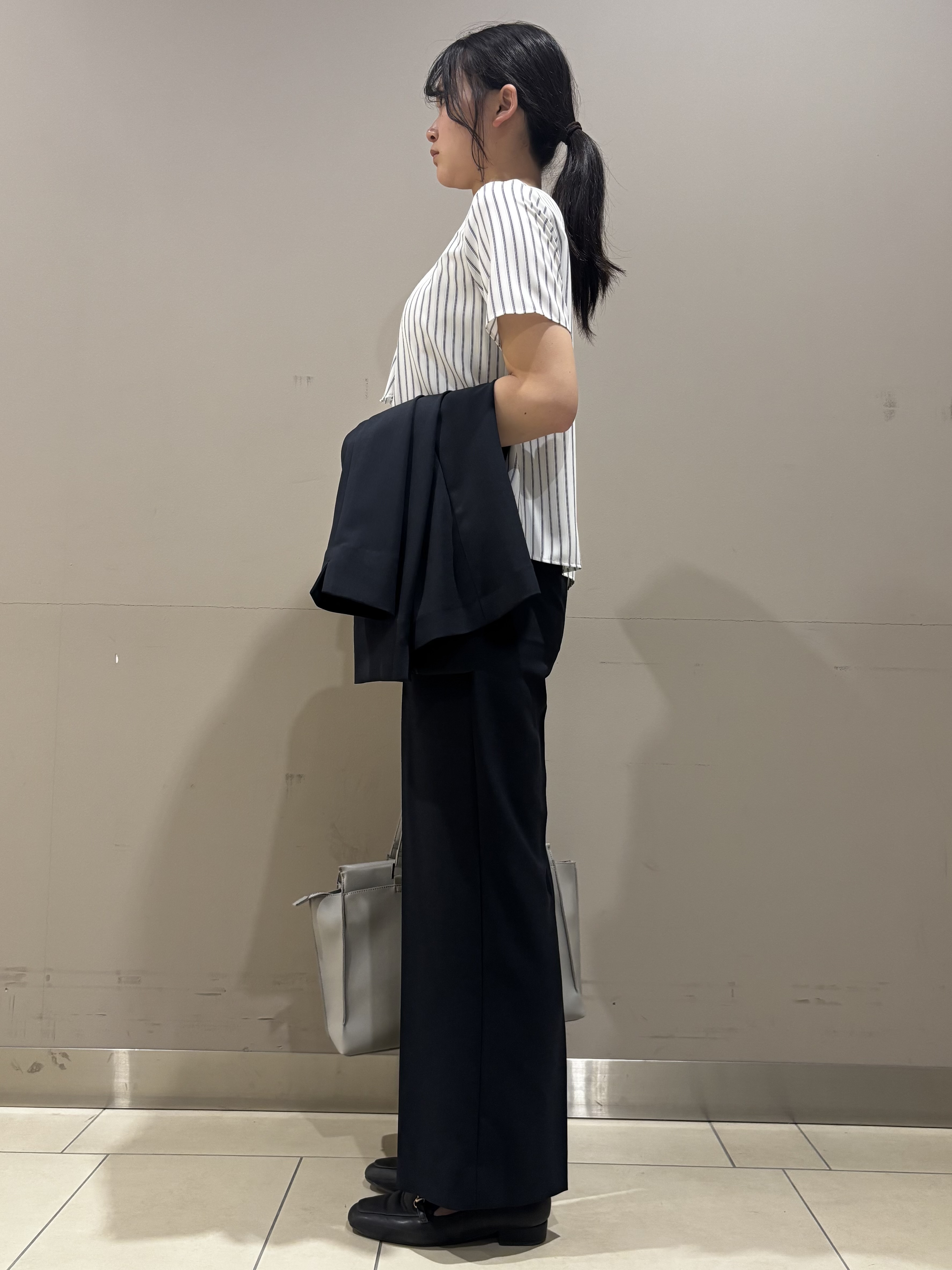 Misakiさんの「INDIVI｜【洗える／UVケア】ストライプ柄＆無地 ボウタイ風 半袖ブラウス」を使ったコーディネート