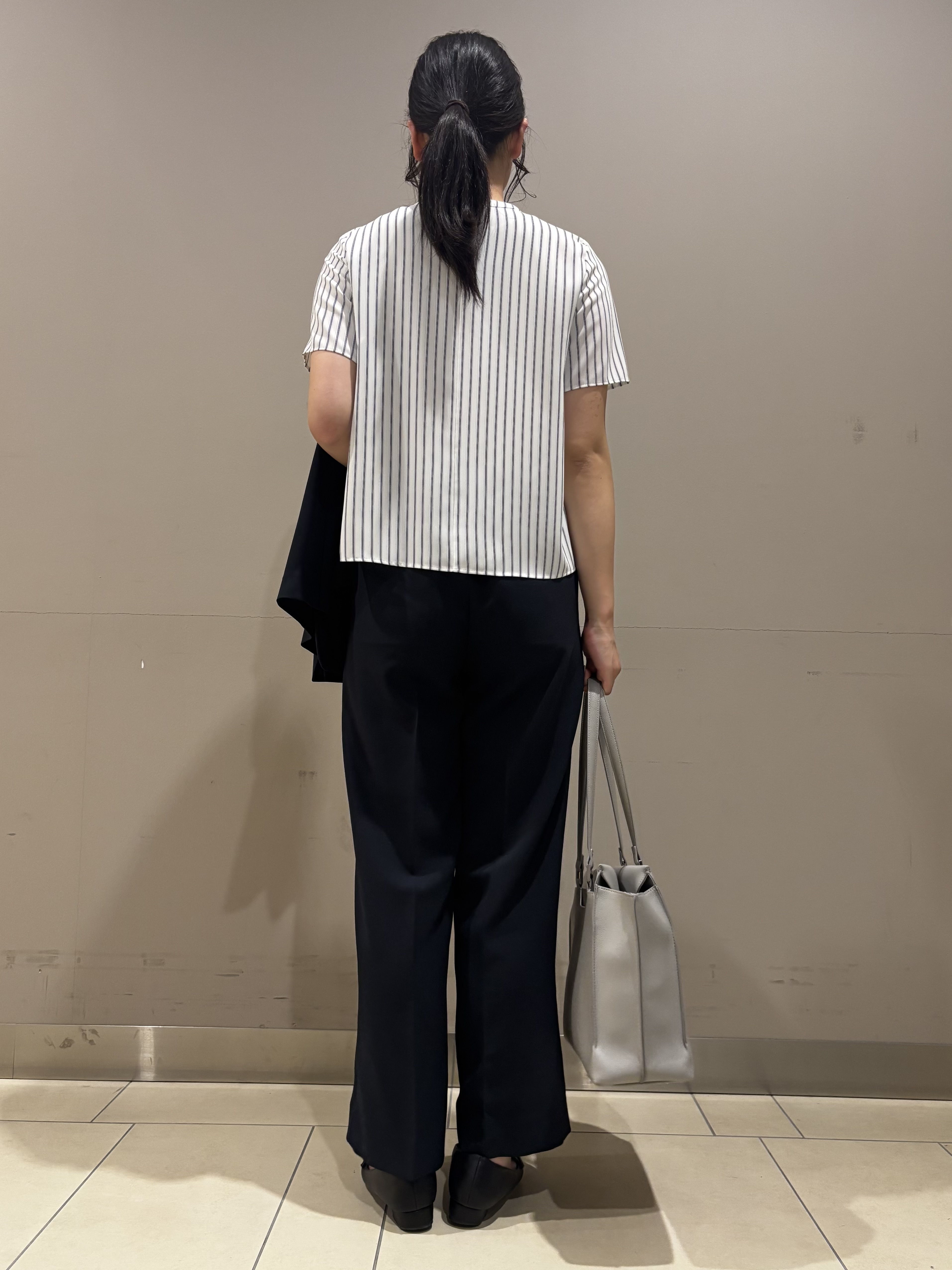 Misakiさんの「INDIVI｜【洗える／UVケア】ストライプ柄＆無地 ボウタイ風 半袖ブラウス」を使ったコーディネート