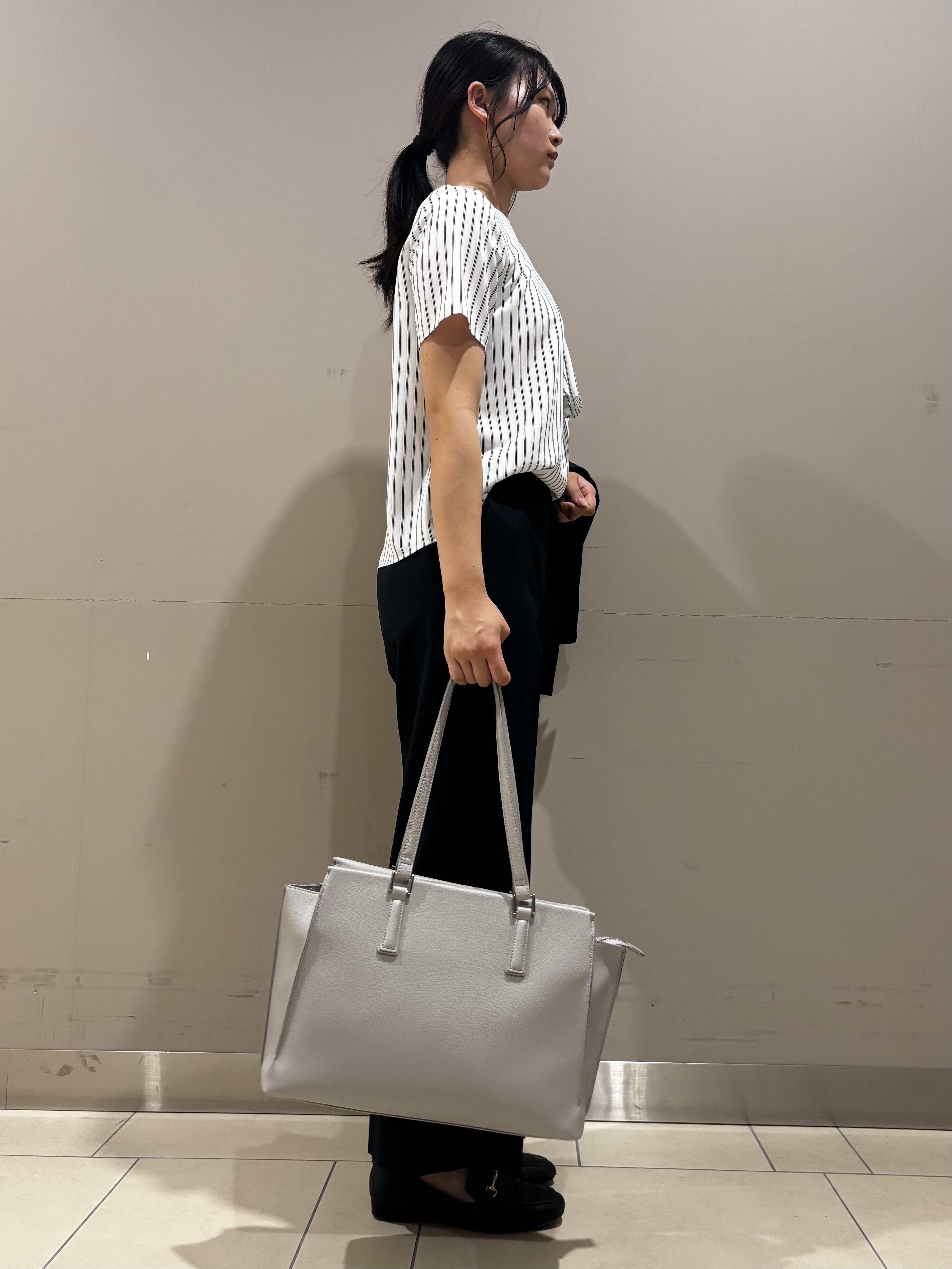 Misakiさんの「INDIVI｜【洗える／UVケア】ストライプ柄＆無地 ボウタイ風 半袖ブラウス」を使ったコーディネート