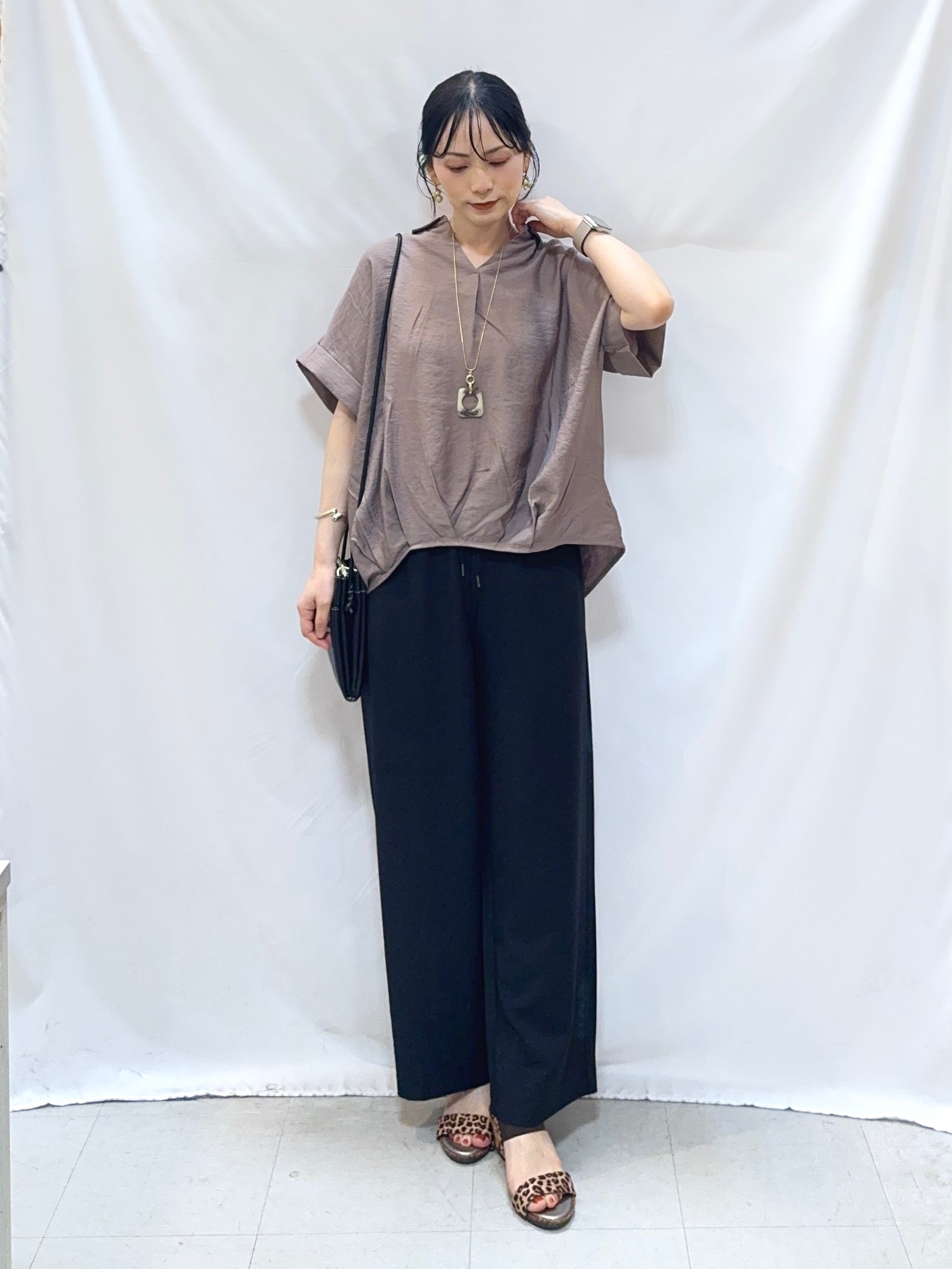 𝐇𝐢𝐫𝐨𝐦𝐢さんの「SHOO･LA･RUE｜【S-LL/洗濯機可】インせず着られる 裾タック スキッパーシャツ」を使ったコーディネート