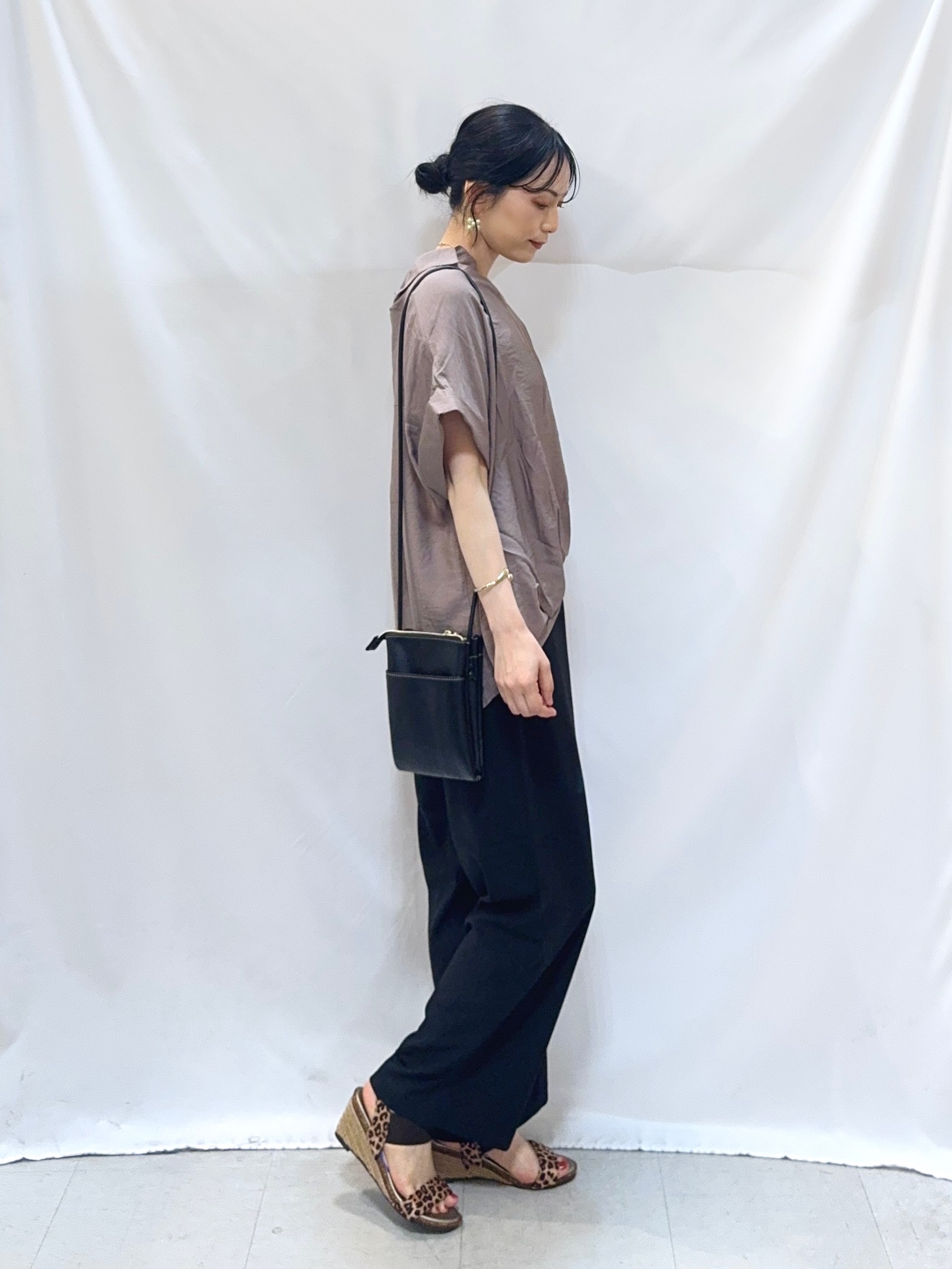 𝐇𝐢𝐫𝐨𝐦𝐢さんの「SHOO･LA･RUE｜【S-LL/洗濯機可】インせず着られる 裾タック スキッパーシャツ」を使ったコーディネート