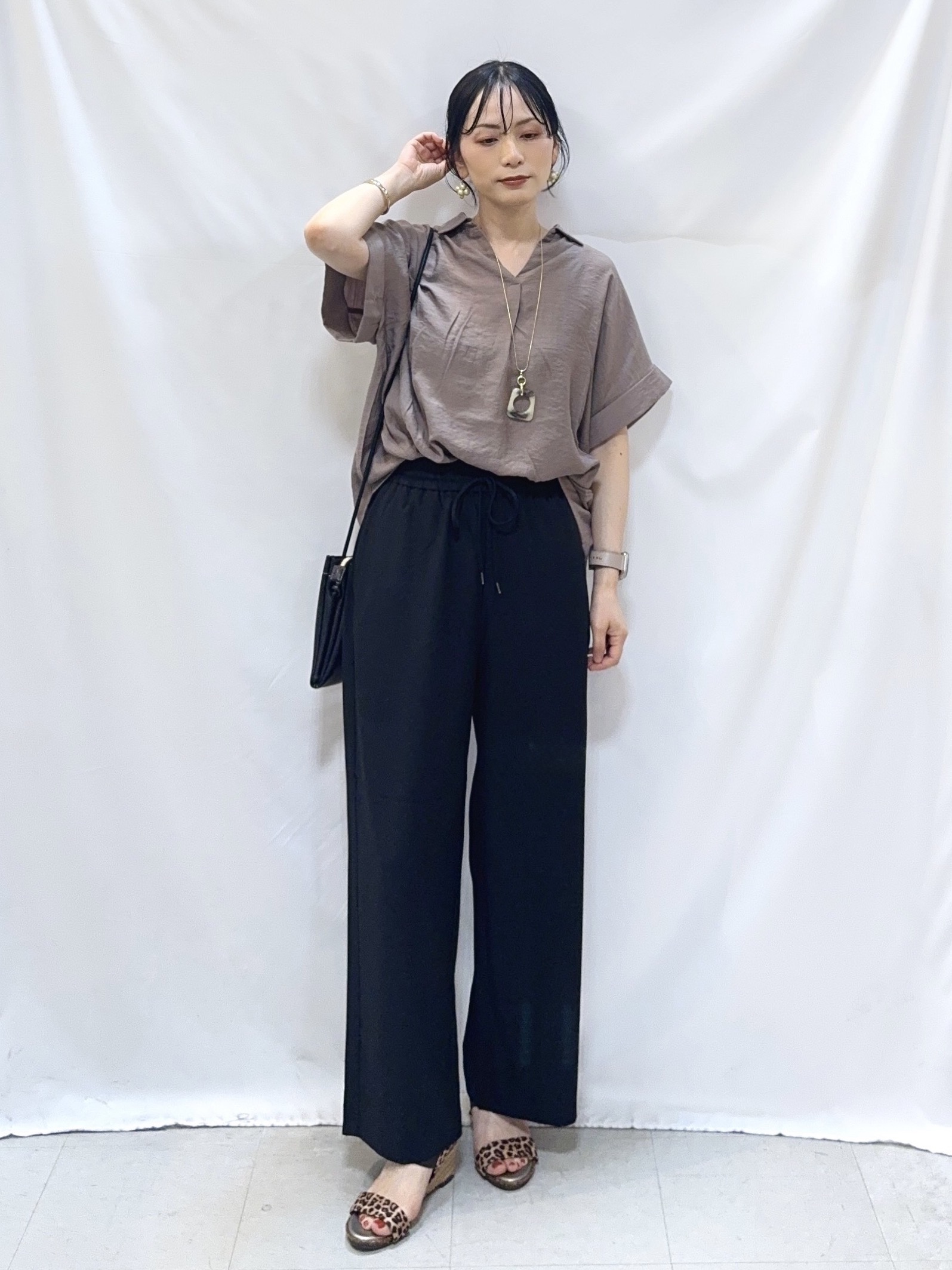 𝐇𝐢𝐫𝐨𝐦𝐢さんの「SHOO･LA･RUE｜【S-LL/洗濯機可】インせず着られる 裾タック スキッパーシャツ」を使ったコーディネート