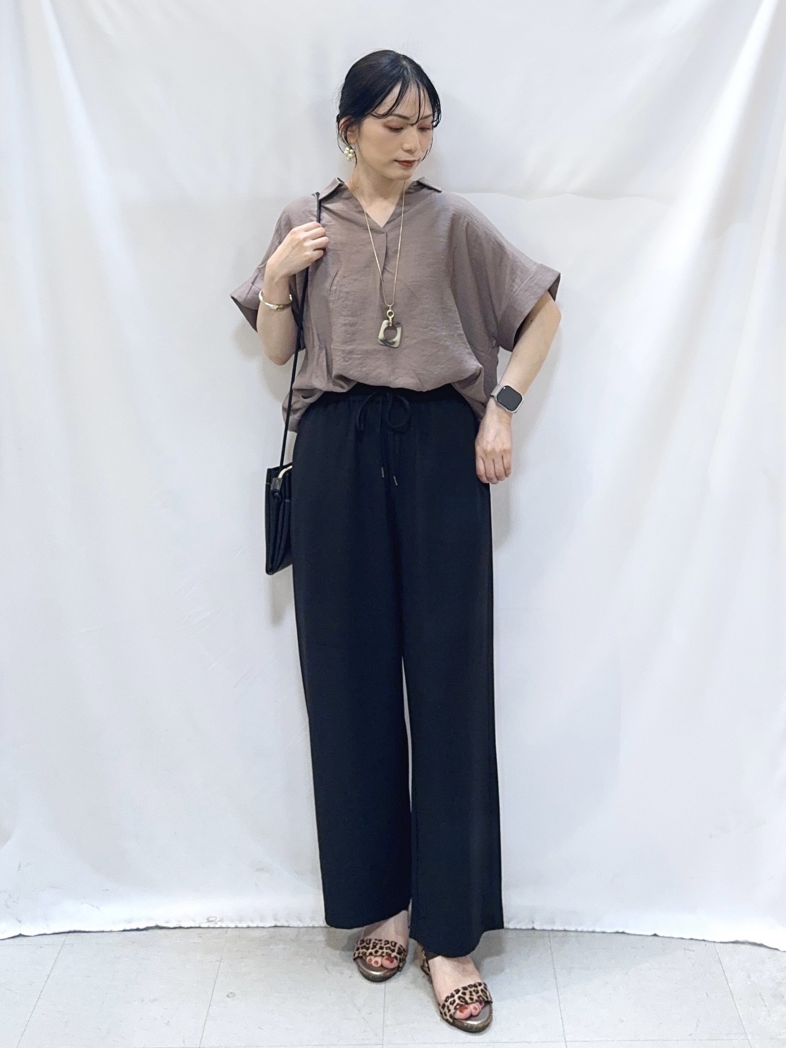 𝐇𝐢𝐫𝐨𝐦𝐢さんの「SHOO･LA･RUE｜【S-LL/洗濯機可】インせず着られる 裾タック スキッパーシャツ」を使ったコーディネート