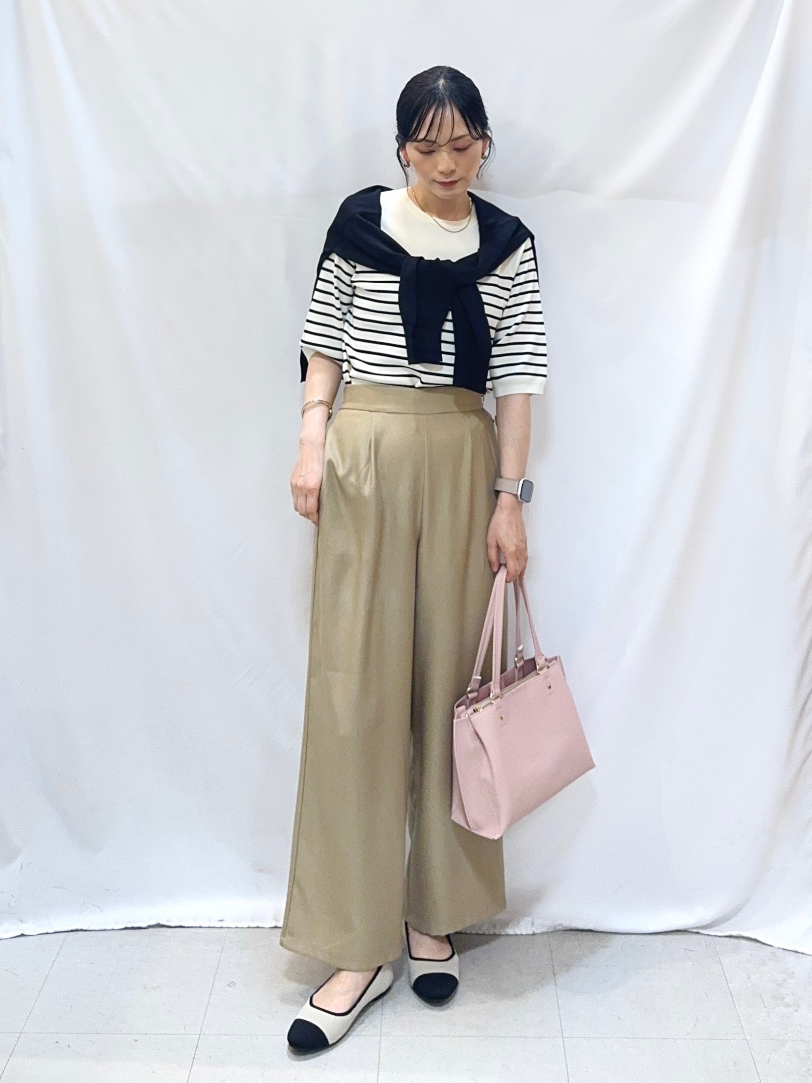 𝐇𝐢𝐫𝐨𝐦𝐢さんの「SHOO･LA･RUE｜【洗濯機可/UV】さらっとしたタッチが心地よい ショート丈 Vネックカーディガン」を使ったコーディネート